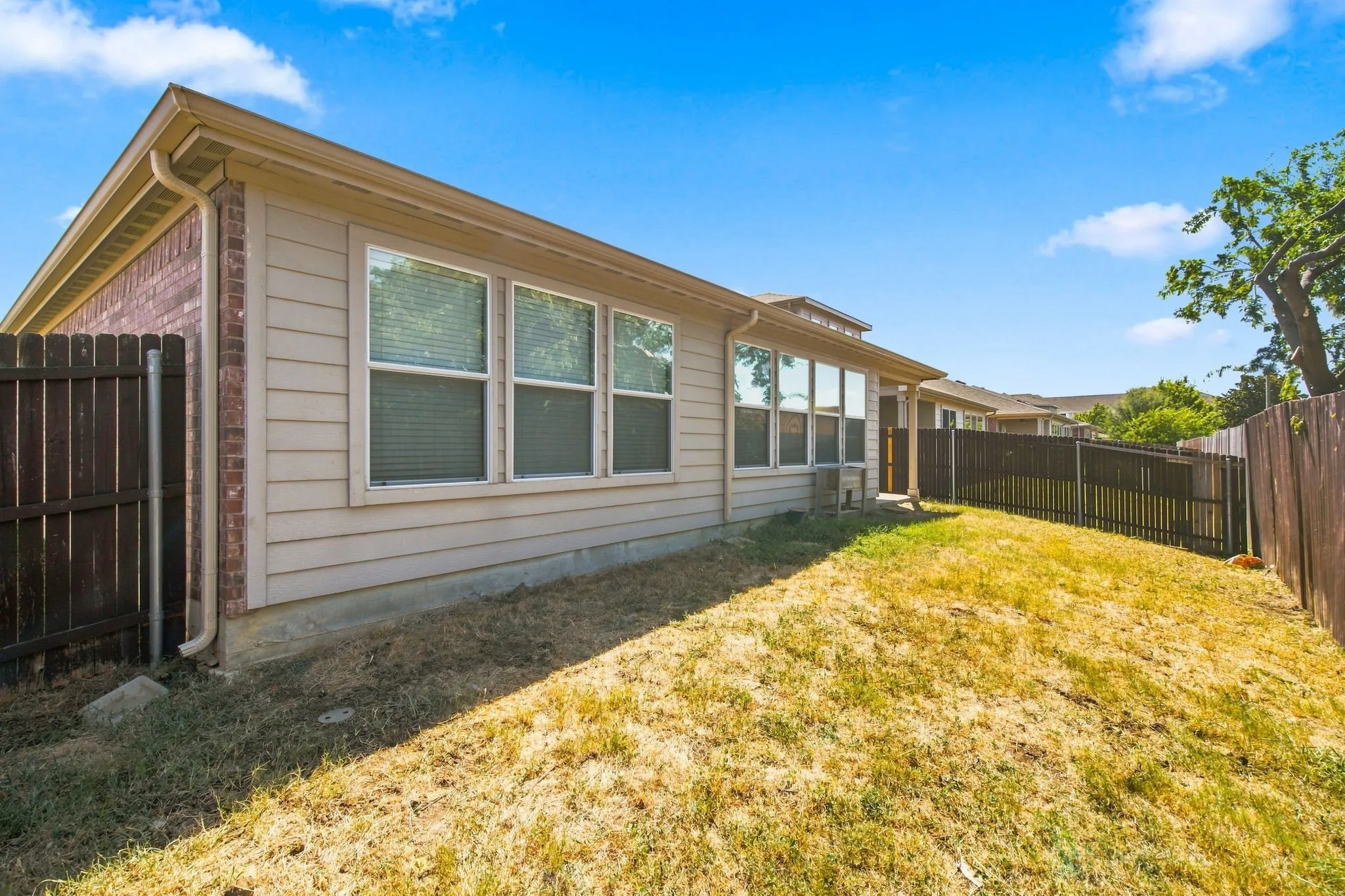 Single Family Residence For Rent in Tarrant County , 4521 Sheldon Trail, Fort Worth, Texas 76244, 3 Bedroom, 2 Bathroom, 2 Garage spaces, 1,840 Sqft, built in 2009, mls#21359538, Real Estate Agent in Fort Worth, Homes For Rent in Tarrant county, Homes For Rent in Fort Worth, Realtor in Fort Worth Texas, Real Estate Brokerage Independent Realty Texas, Luminita Cordes Realtor
