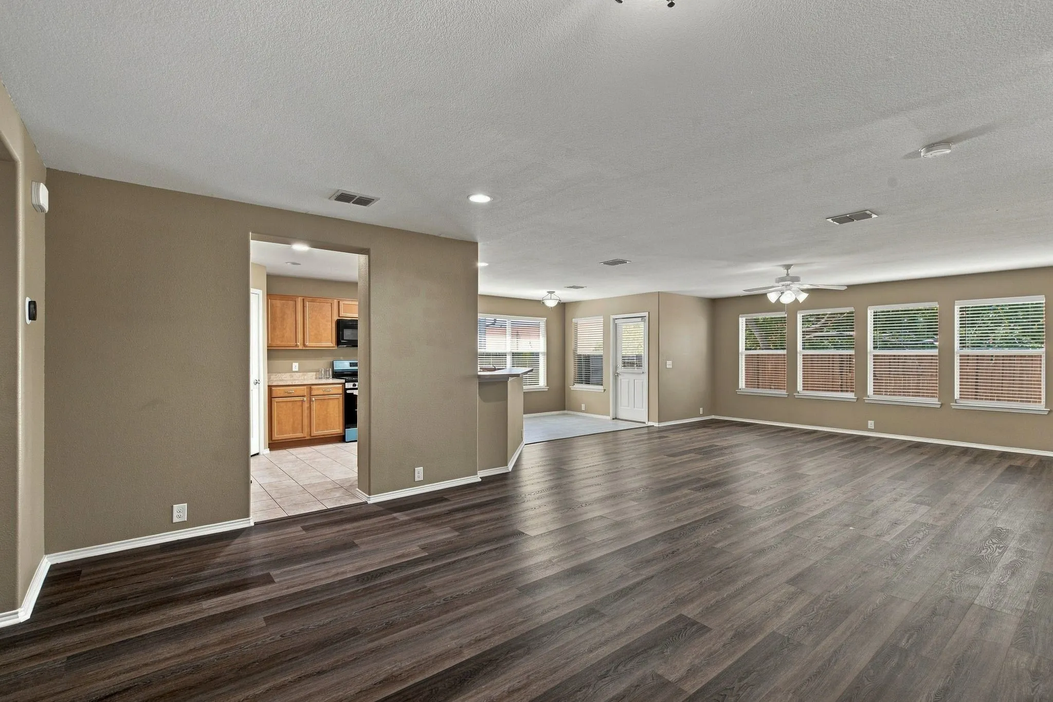 Single Family Residence For Rent in Tarrant County , 4521 Sheldon Trail, Fort Worth, Texas 76244, 3 Bedroom, 2 Bathroom, 2 Garage spaces, 1,840 Sqft, built in 2009, mls#21359538, Real Estate Agent in Fort Worth, Homes For Rent in Tarrant county, Homes For Rent in Fort Worth, Realtor in Fort Worth Texas, Real Estate Brokerage Independent Realty Texas, Luminita Cordes Realtor