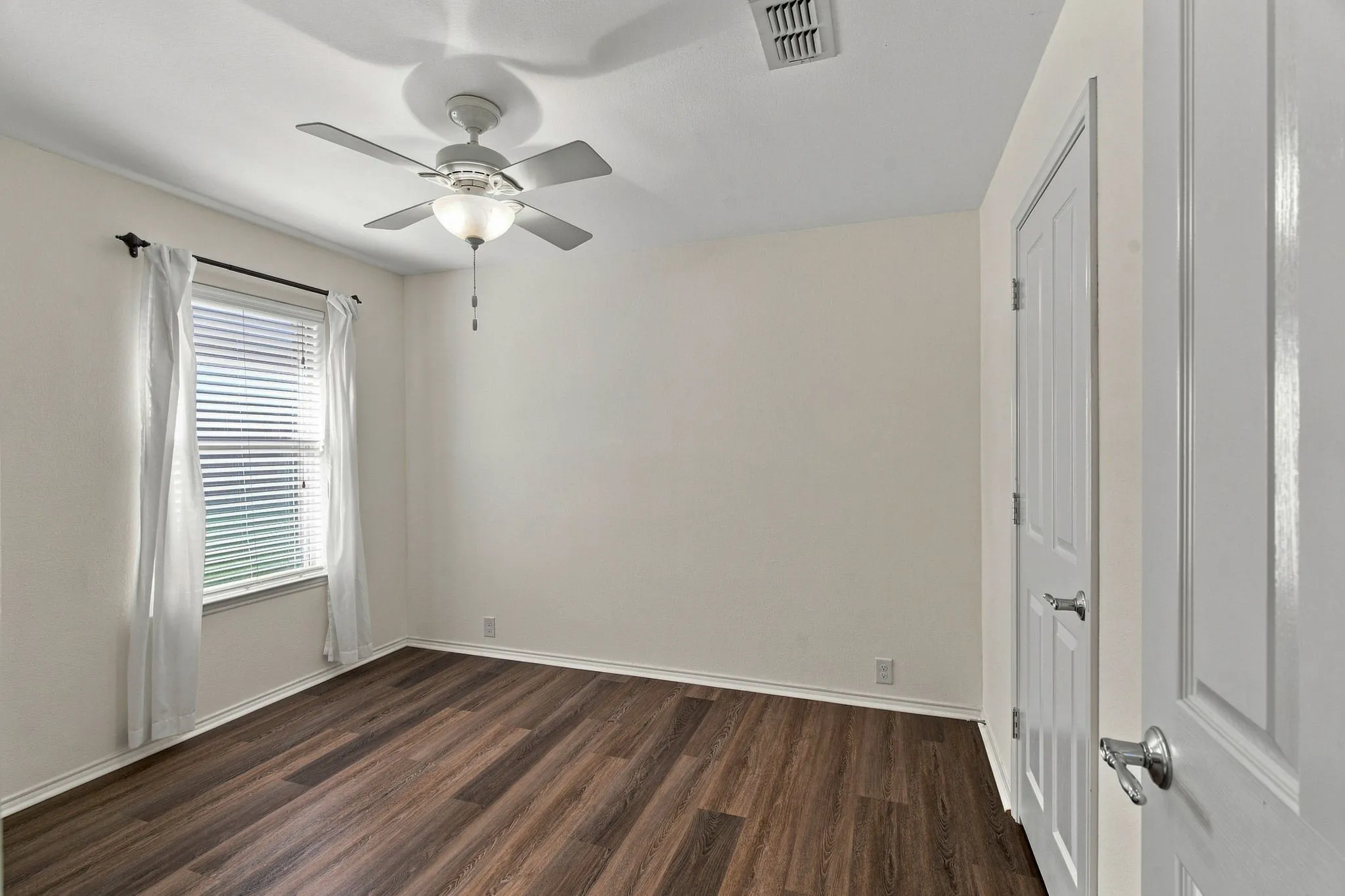 Single Family Residence For Rent in Tarrant County , 4521 Sheldon Trail, Fort Worth, Texas 76244, 3 Bedroom, 2 Bathroom, 2 Garage spaces, 1,840 Sqft, built in 2009, mls#21359538, Real Estate Agent in Fort Worth, Homes For Rent in Tarrant county, Homes For Rent in Fort Worth, Realtor in Fort Worth Texas, Real Estate Brokerage Independent Realty Texas, Luminita Cordes Realtor