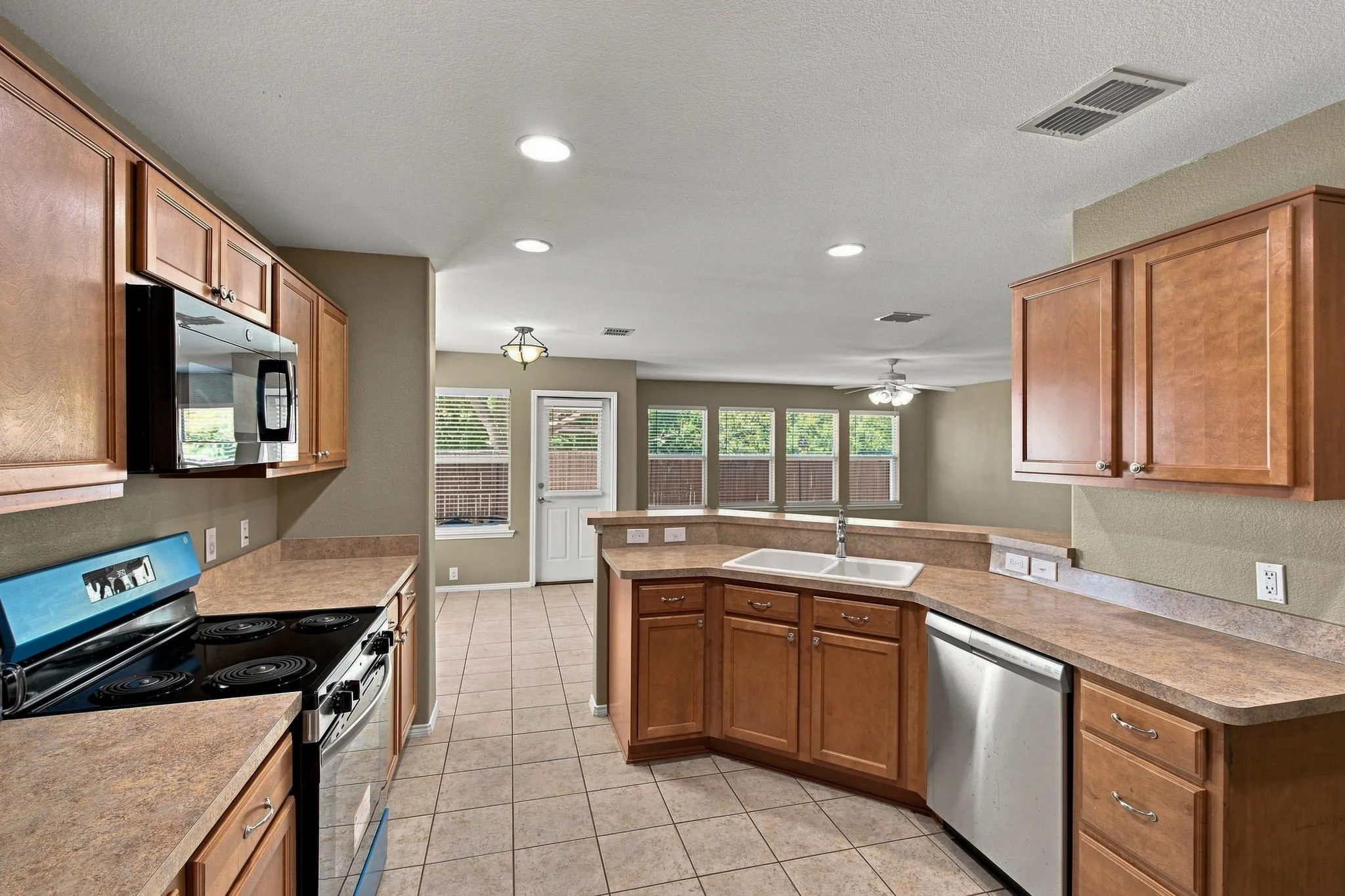 Single Family Residence For Rent in Tarrant County , 4521 Sheldon Trail, Fort Worth, Texas 76244, 3 Bedroom, 2 Bathroom, 2 Garage spaces, 1,840 Sqft, built in 2009, mls#21359538, Real Estate Agent in Fort Worth, Homes For Rent in Tarrant county, Homes For Rent in Fort Worth, Realtor in Fort Worth Texas, Real Estate Brokerage Independent Realty Texas, Luminita Cordes Realtor