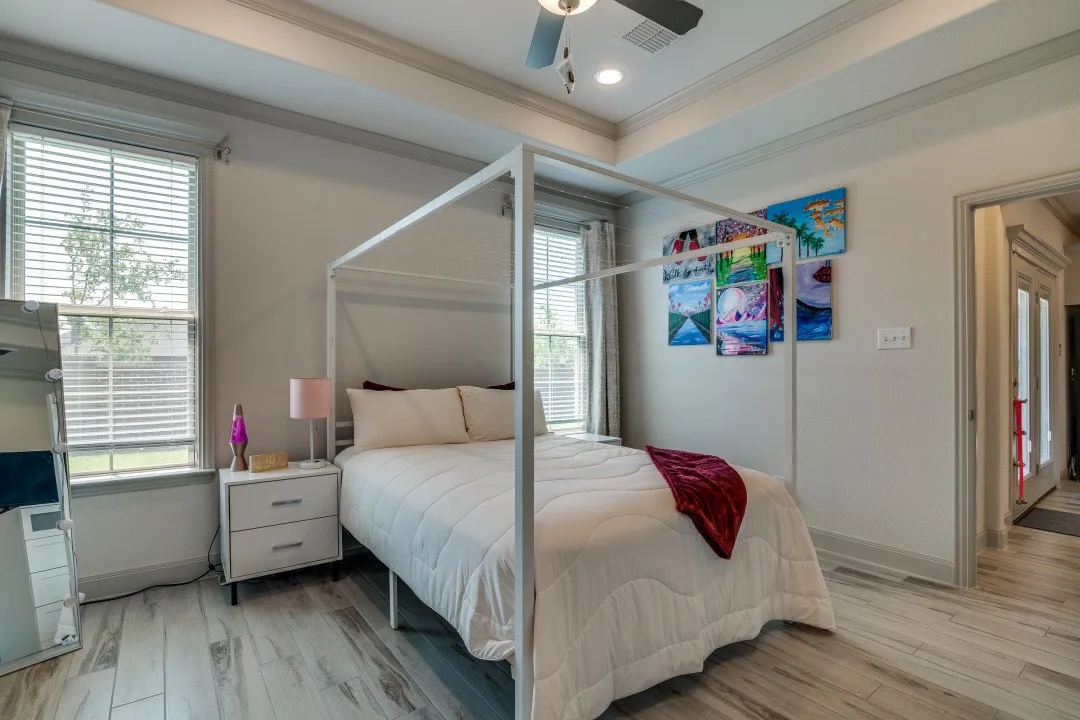 Tray ceiling with recessed lighting and a ceiling fan