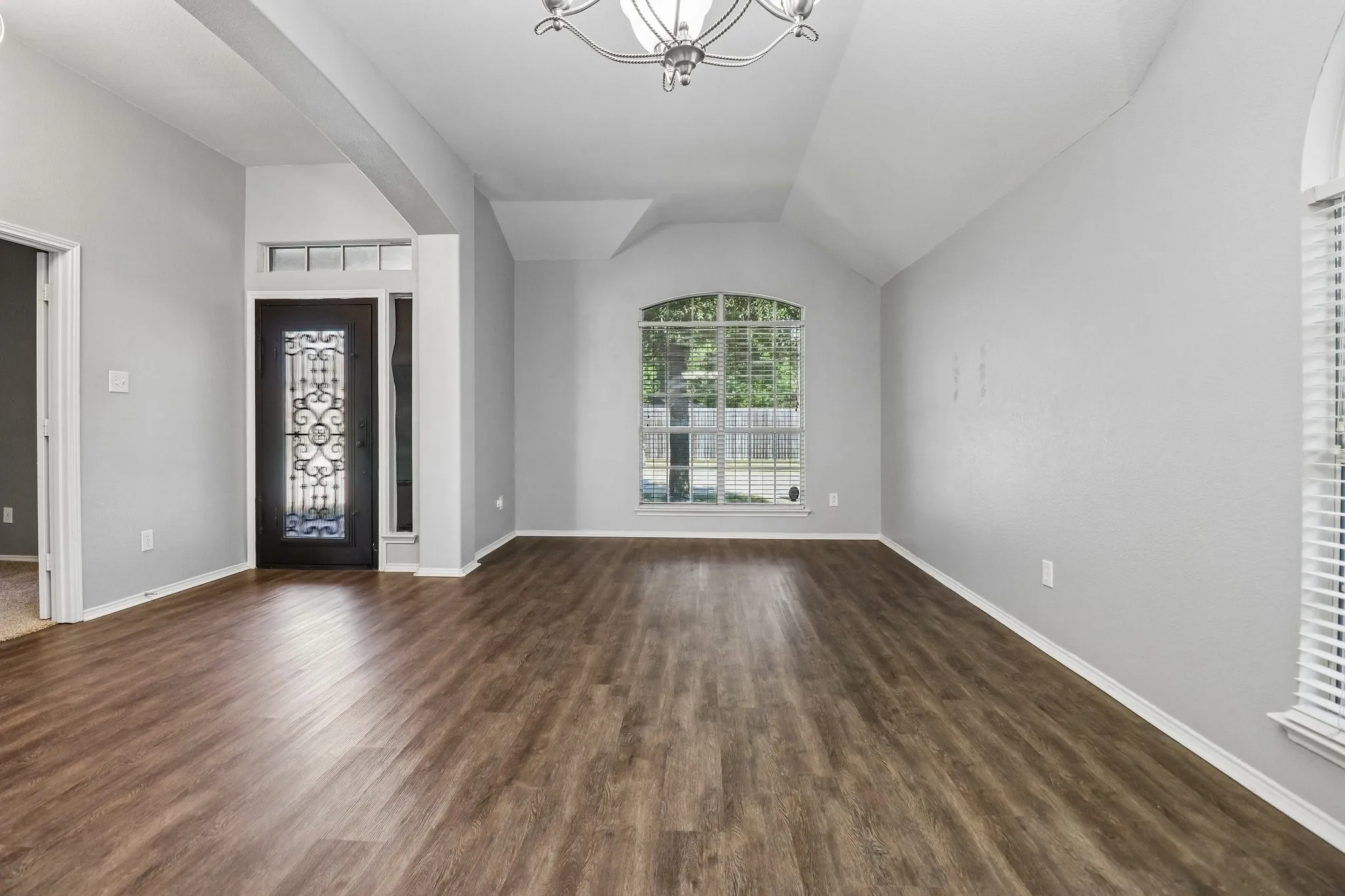 Single Family Residence For Sale in Tarrant County , 7905 Decoy Drive, Arlington, Texas 76002, 3 Bedroom, 2 Bathroom, 2 Garage spaces, 2,085 Sqft, built in 2004, mls#21358385, Real Estate Agent in Arlington, Homes For Sale in Tarrant county, Homes For Sale in Arlington, Realtor in Arlington Texas, Real Estate Brokerage Independent Realty Texas, Luminita Cordes Realtor
