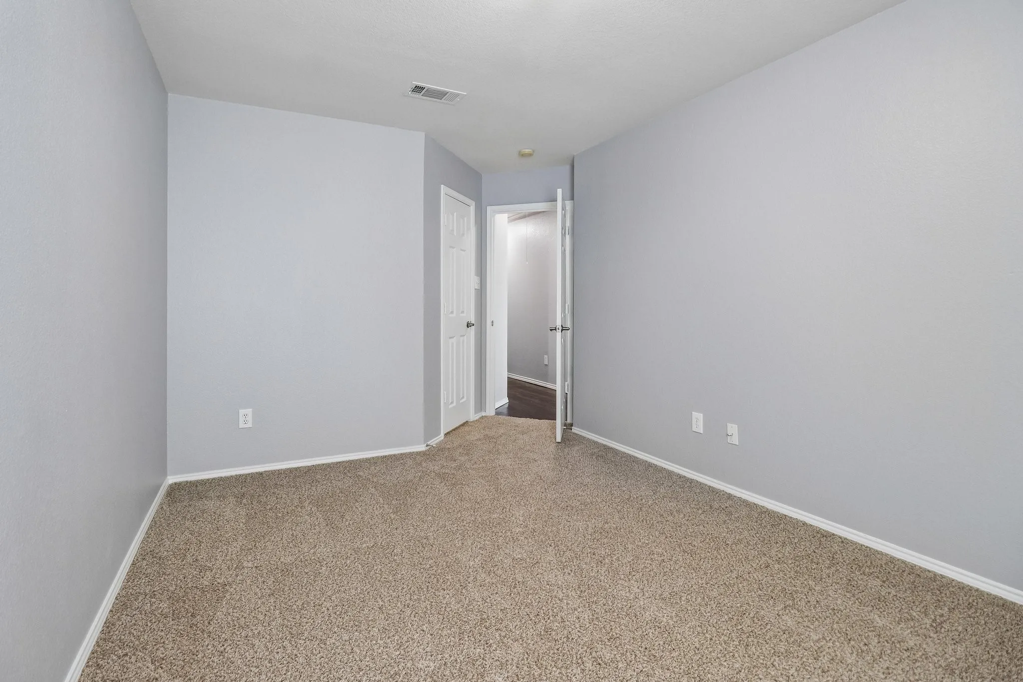 Single Family Residence For Sale in Tarrant County , 7905 Decoy Drive, Arlington, Texas 76002, 3 Bedroom, 2 Bathroom, 2 Garage spaces, 2,085 Sqft, built in 2004, mls#21358385, Real Estate Agent in Arlington, Homes For Sale in Tarrant county, Homes For Sale in Arlington, Realtor in Arlington Texas, Real Estate Brokerage Independent Realty Texas, Luminita Cordes Realtor