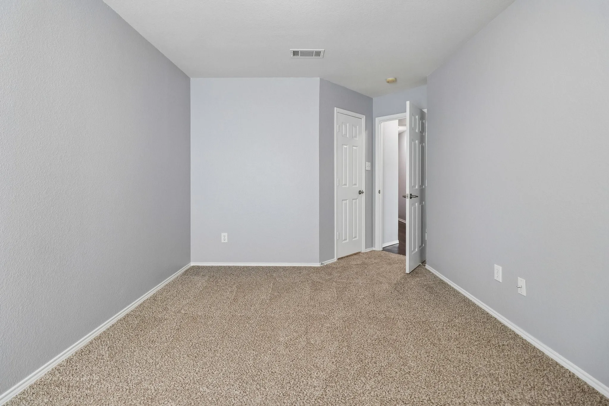 Single Family Residence For Sale in Tarrant County , 7905 Decoy Drive, Arlington, Texas 76002, 3 Bedroom, 2 Bathroom, 2 Garage spaces, 2,085 Sqft, built in 2004, mls#21358385, Real Estate Agent in Arlington, Homes For Sale in Tarrant county, Homes For Sale in Arlington, Realtor in Arlington Texas, Real Estate Brokerage Independent Realty Texas, Luminita Cordes Realtor