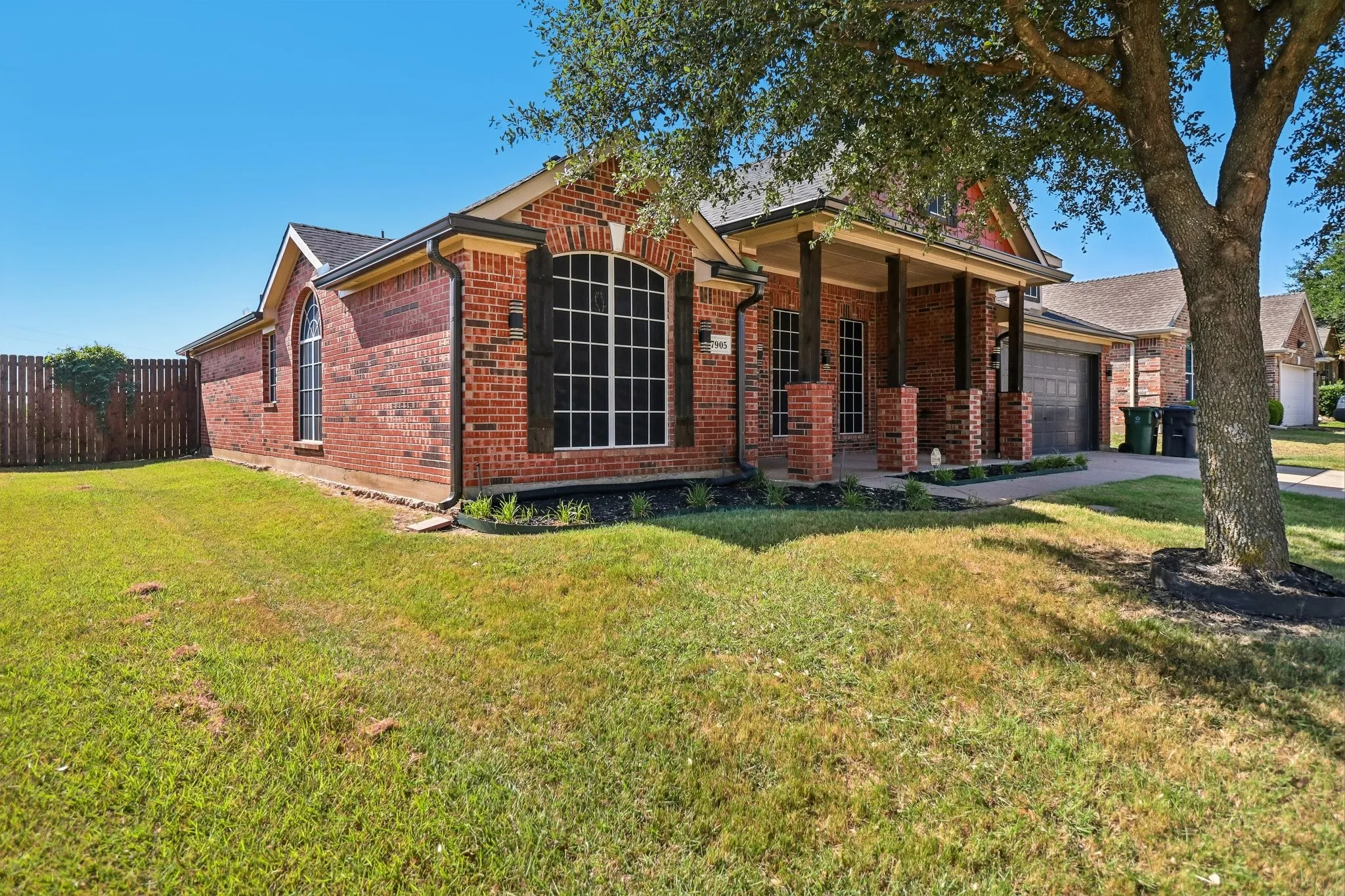 Single Family Residence For Sale in Tarrant County , 7905 Decoy Drive, Arlington, Texas 76002, 3 Bedroom, 2 Bathroom, 2 Garage spaces, 2,085 Sqft, built in 2004, mls#21358385, Real Estate Agent in Arlington, Homes For Sale in Tarrant county, Homes For Sale in Arlington, Realtor in Arlington Texas, Real Estate Brokerage Independent Realty Texas, Luminita Cordes Realtor