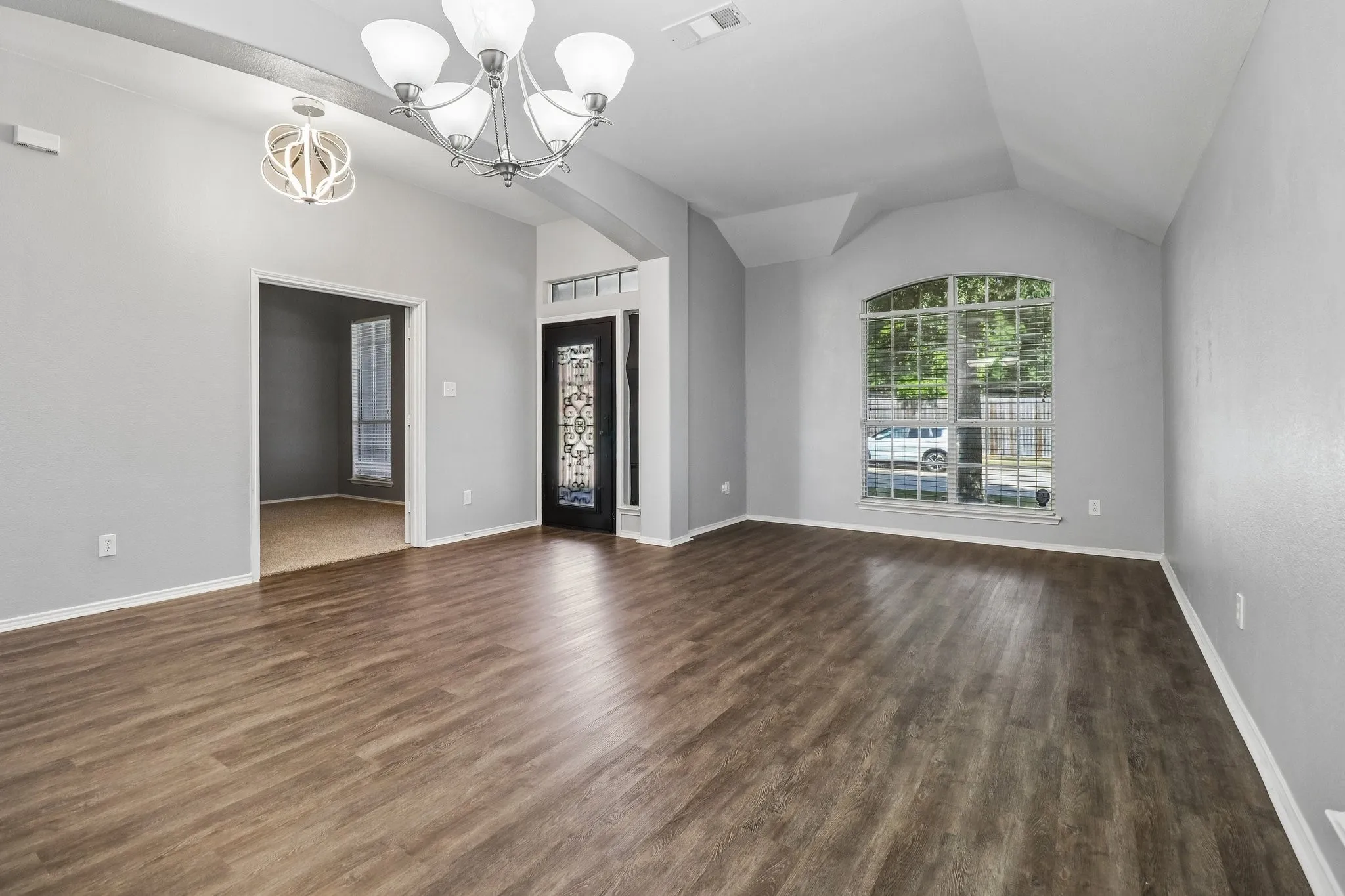 Single Family Residence For Sale in Tarrant County , 7905 Decoy Drive, Arlington, Texas 76002, 3 Bedroom, 2 Bathroom, 2 Garage spaces, 2,085 Sqft, built in 2004, mls#21358385, Real Estate Agent in Arlington, Homes For Sale in Tarrant county, Homes For Sale in Arlington, Realtor in Arlington Texas, Real Estate Brokerage Independent Realty Texas, Luminita Cordes Realtor