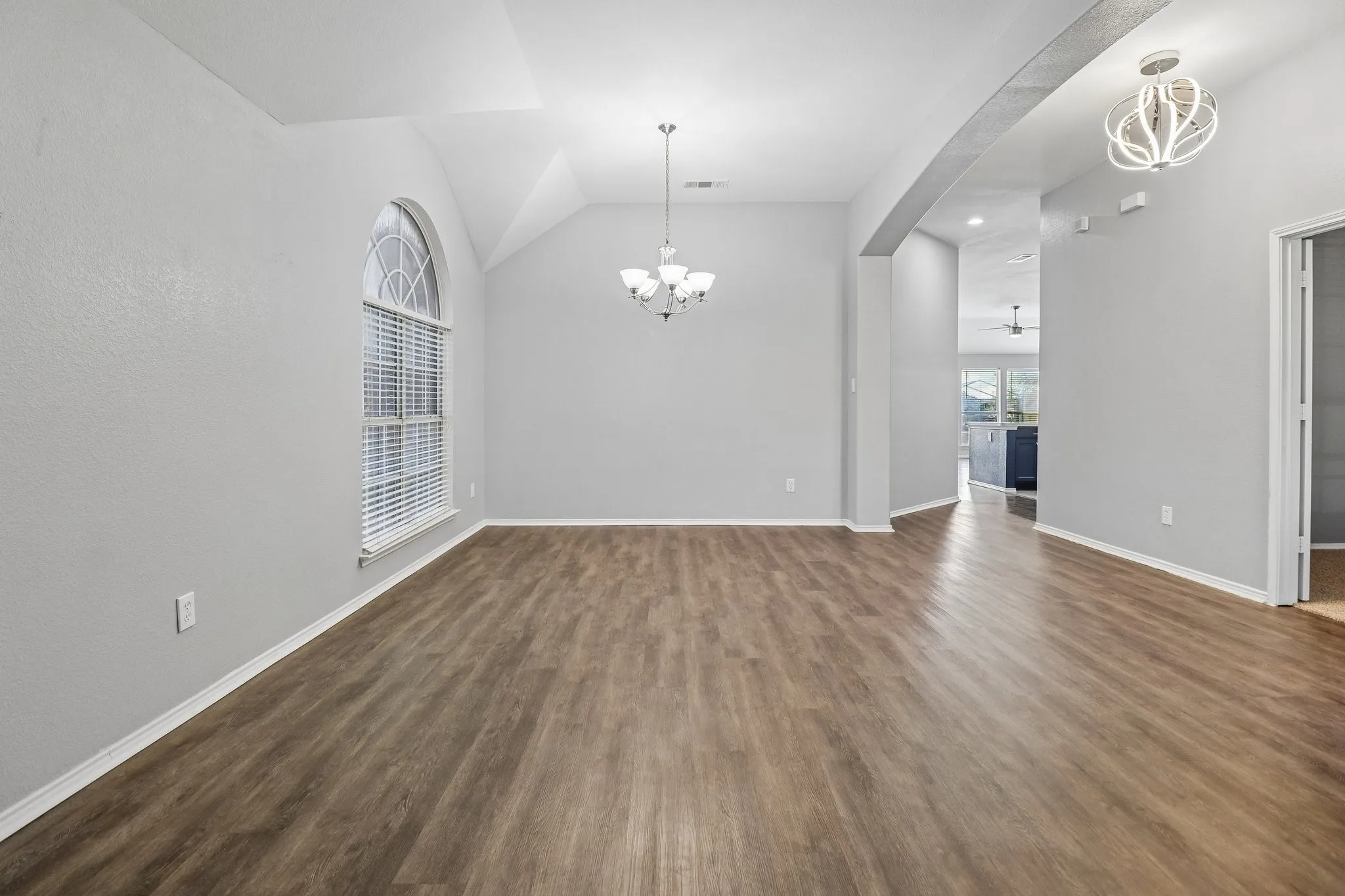 Single Family Residence For Sale in Tarrant County , 7905 Decoy Drive, Arlington, Texas 76002, 3 Bedroom, 2 Bathroom, 2 Garage spaces, 2,085 Sqft, built in 2004, mls#21358385, Real Estate Agent in Arlington, Homes For Sale in Tarrant county, Homes For Sale in Arlington, Realtor in Arlington Texas, Real Estate Brokerage Independent Realty Texas, Luminita Cordes Realtor