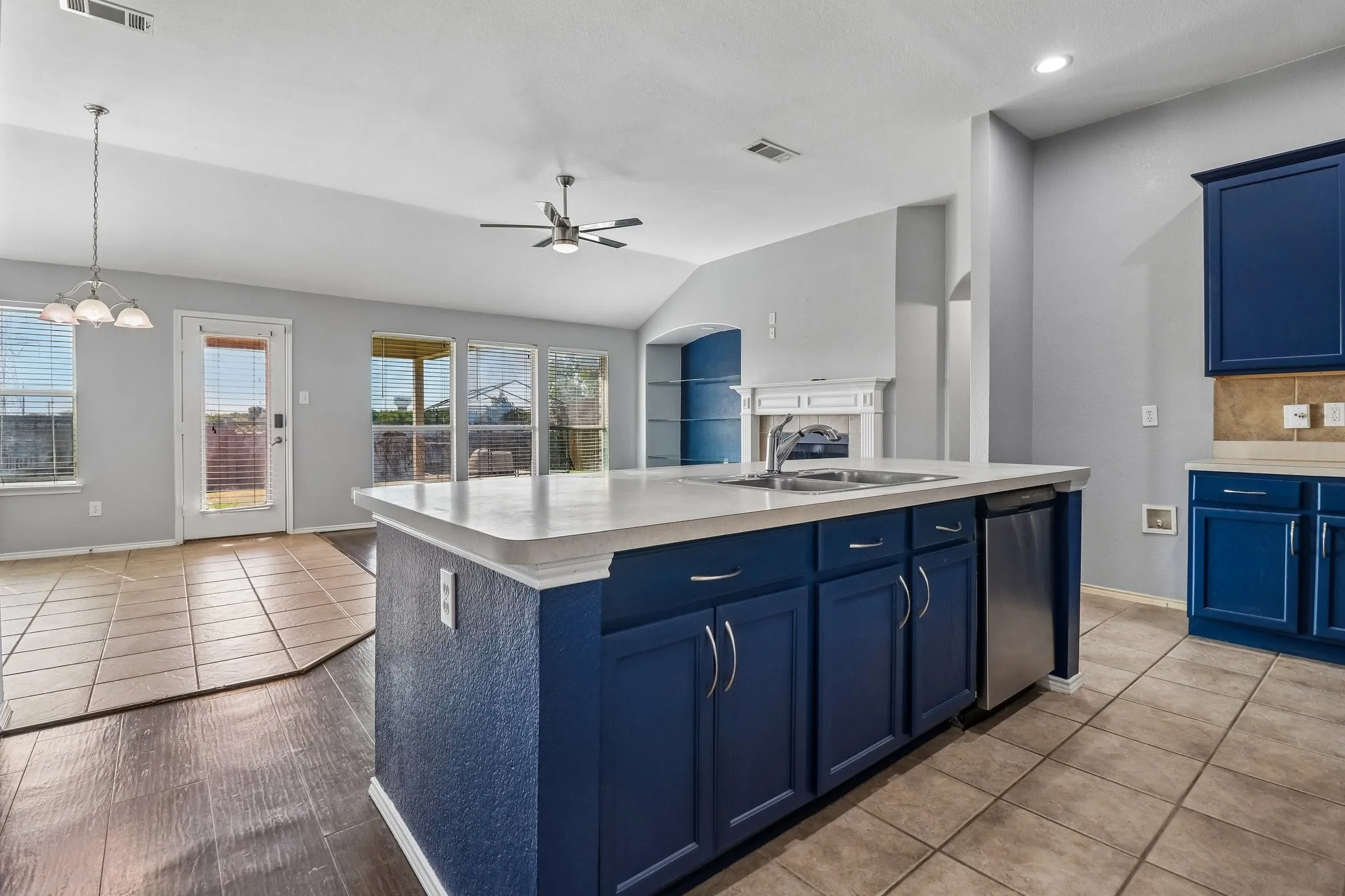 Single Family Residence For Sale in Tarrant County , 7905 Decoy Drive, Arlington, Texas 76002, 3 Bedroom, 2 Bathroom, 2 Garage spaces, 2,085 Sqft, built in 2004, mls#21358385, Real Estate Agent in Arlington, Homes For Sale in Tarrant county, Homes For Sale in Arlington, Realtor in Arlington Texas, Real Estate Brokerage Independent Realty Texas, Luminita Cordes Realtor