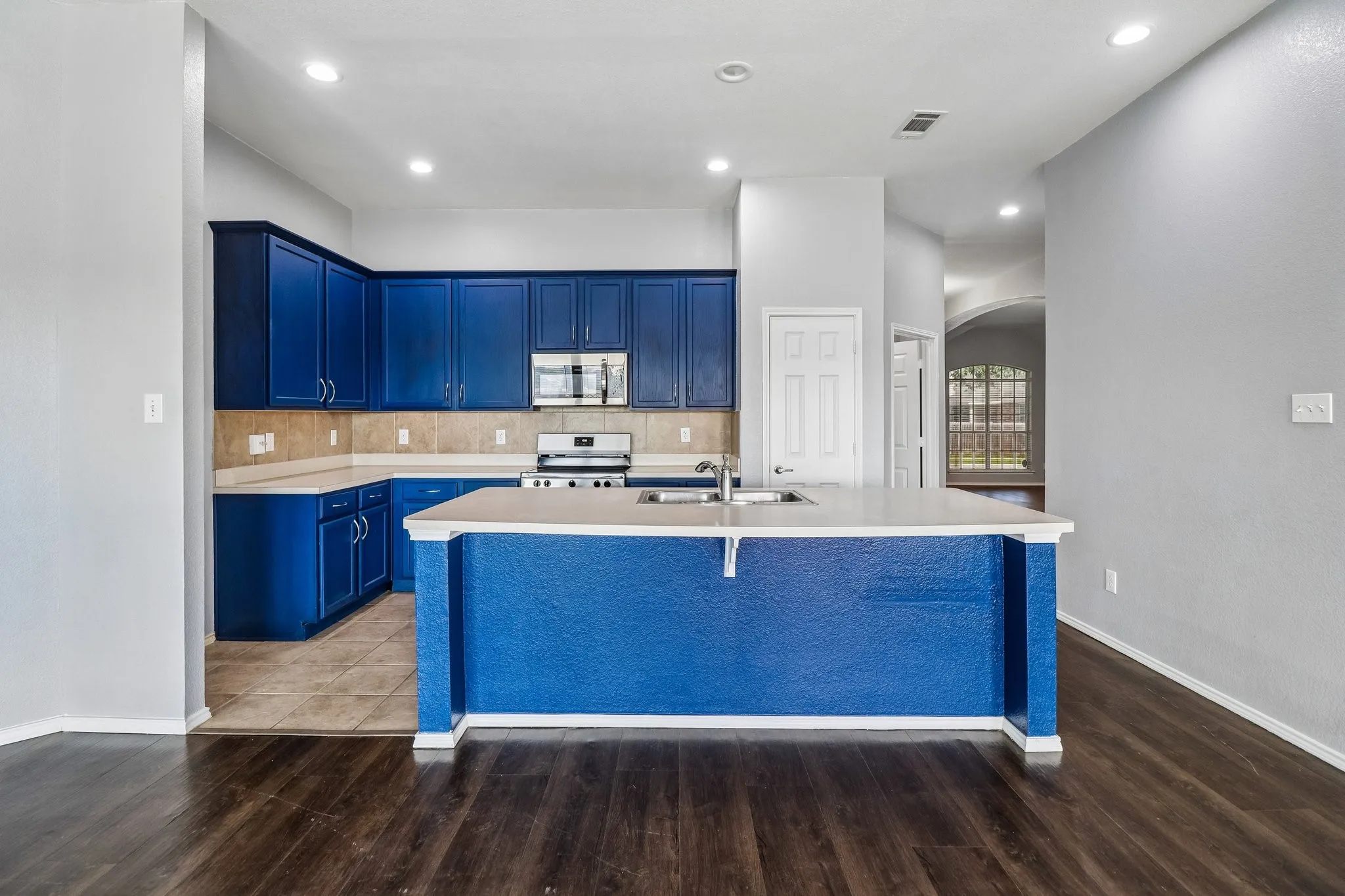 Single Family Residence For Sale in Tarrant County , 7905 Decoy Drive, Arlington, Texas 76002, 3 Bedroom, 2 Bathroom, 2 Garage spaces, 2,085 Sqft, built in 2004, mls#21358385, Real Estate Agent in Arlington, Homes For Sale in Tarrant county, Homes For Sale in Arlington, Realtor in Arlington Texas, Real Estate Brokerage Independent Realty Texas, Luminita Cordes Realtor