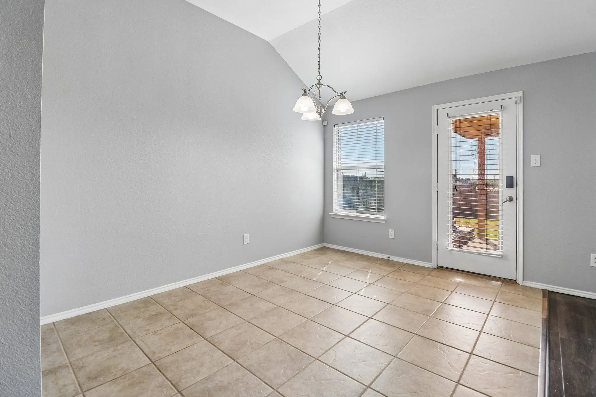 Single Family Residence For Sale in Tarrant County , 7905 Decoy Drive, Arlington, Texas 76002, 3 Bedroom, 2 Bathroom, 2 Garage spaces, 2,085 Sqft, built in 2004, mls#21358385, Real Estate Agent in Arlington, Homes For Sale in Tarrant county, Homes For Sale in Arlington, Realtor in Arlington Texas, Real Estate Brokerage Independent Realty Texas, Luminita Cordes Realtor