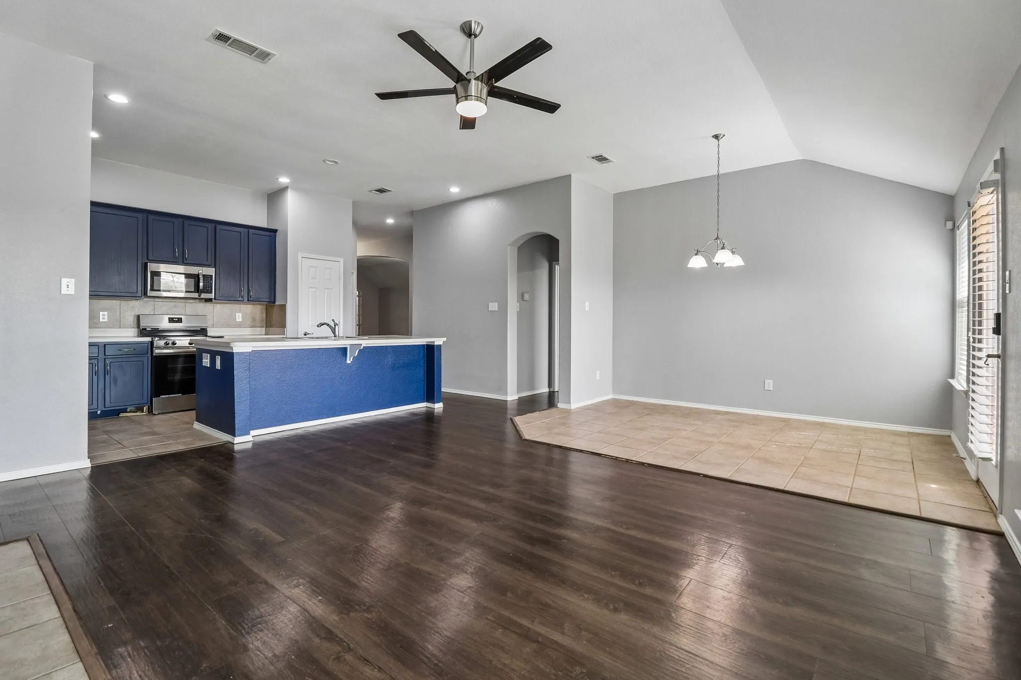 Single Family Residence For Sale in Tarrant County , 7905 Decoy Drive, Arlington, Texas 76002, 3 Bedroom, 2 Bathroom, 2 Garage spaces, 2,085 Sqft, built in 2004, mls#21358385, Real Estate Agent in Arlington, Homes For Sale in Tarrant county, Homes For Sale in Arlington, Realtor in Arlington Texas, Real Estate Brokerage Independent Realty Texas, Luminita Cordes Realtor
