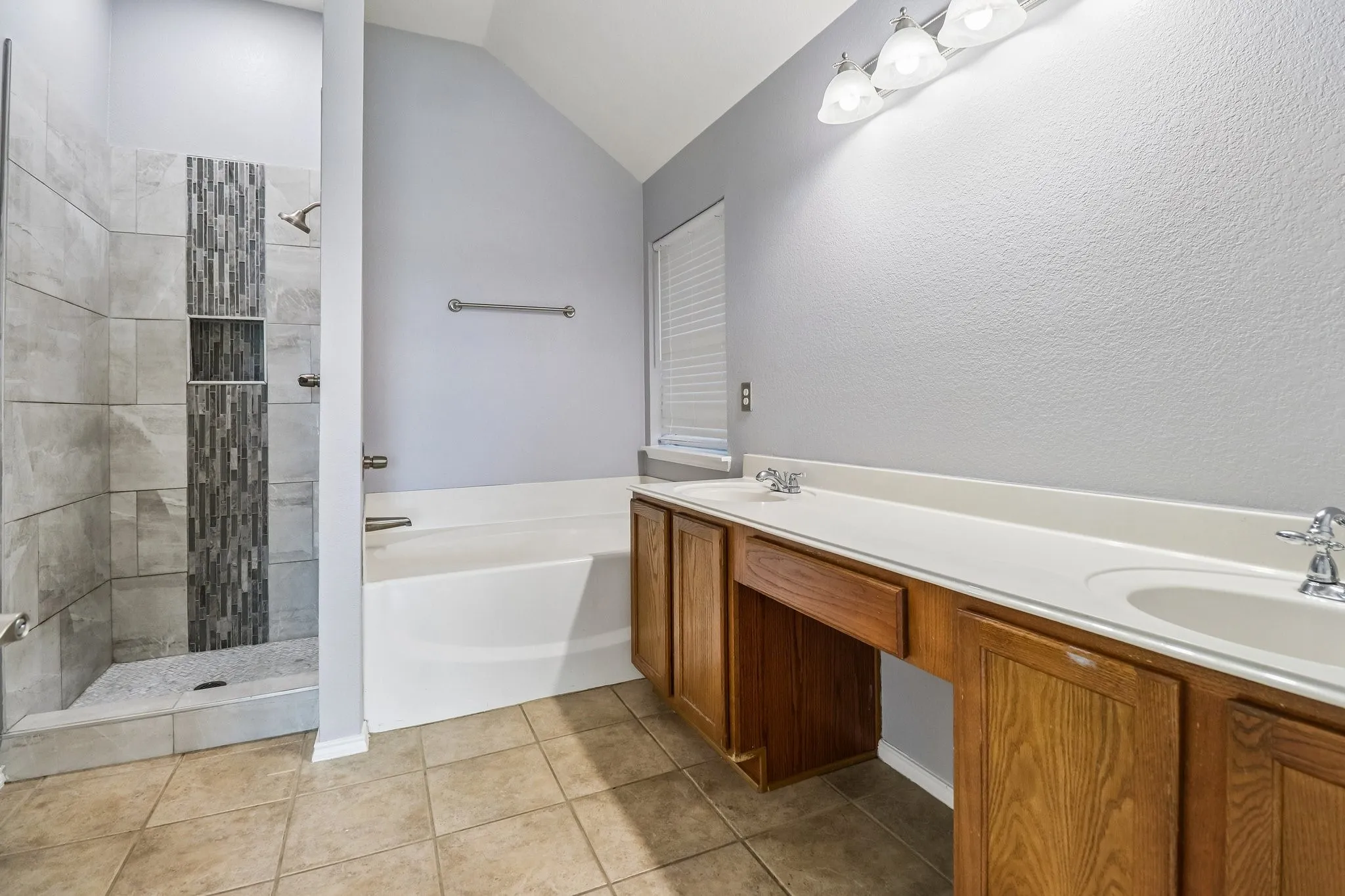 Single Family Residence For Sale in Tarrant County , 7905 Decoy Drive, Arlington, Texas 76002, 3 Bedroom, 2 Bathroom, 2 Garage spaces, 2,085 Sqft, built in 2004, mls#21358385, Real Estate Agent in Arlington, Homes For Sale in Tarrant county, Homes For Sale in Arlington, Realtor in Arlington Texas, Real Estate Brokerage Independent Realty Texas, Luminita Cordes Realtor