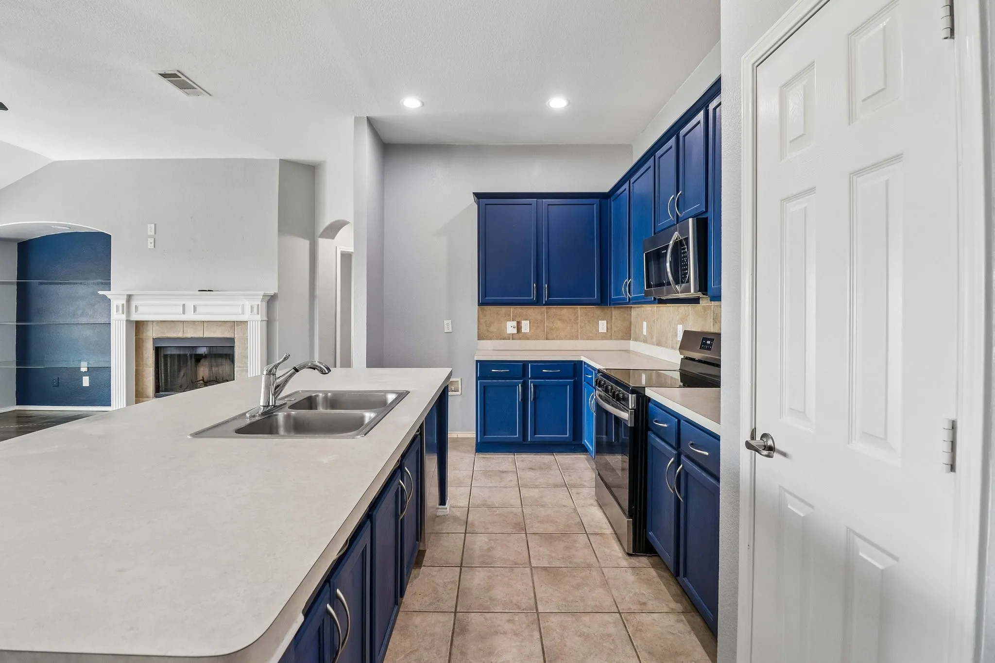 Single Family Residence For Sale in Tarrant County , 7905 Decoy Drive, Arlington, Texas 76002, 3 Bedroom, 2 Bathroom, 2 Garage spaces, 2,085 Sqft, built in 2004, mls#21358385, Real Estate Agent in Arlington, Homes For Sale in Tarrant county, Homes For Sale in Arlington, Realtor in Arlington Texas, Real Estate Brokerage Independent Realty Texas, Luminita Cordes Realtor