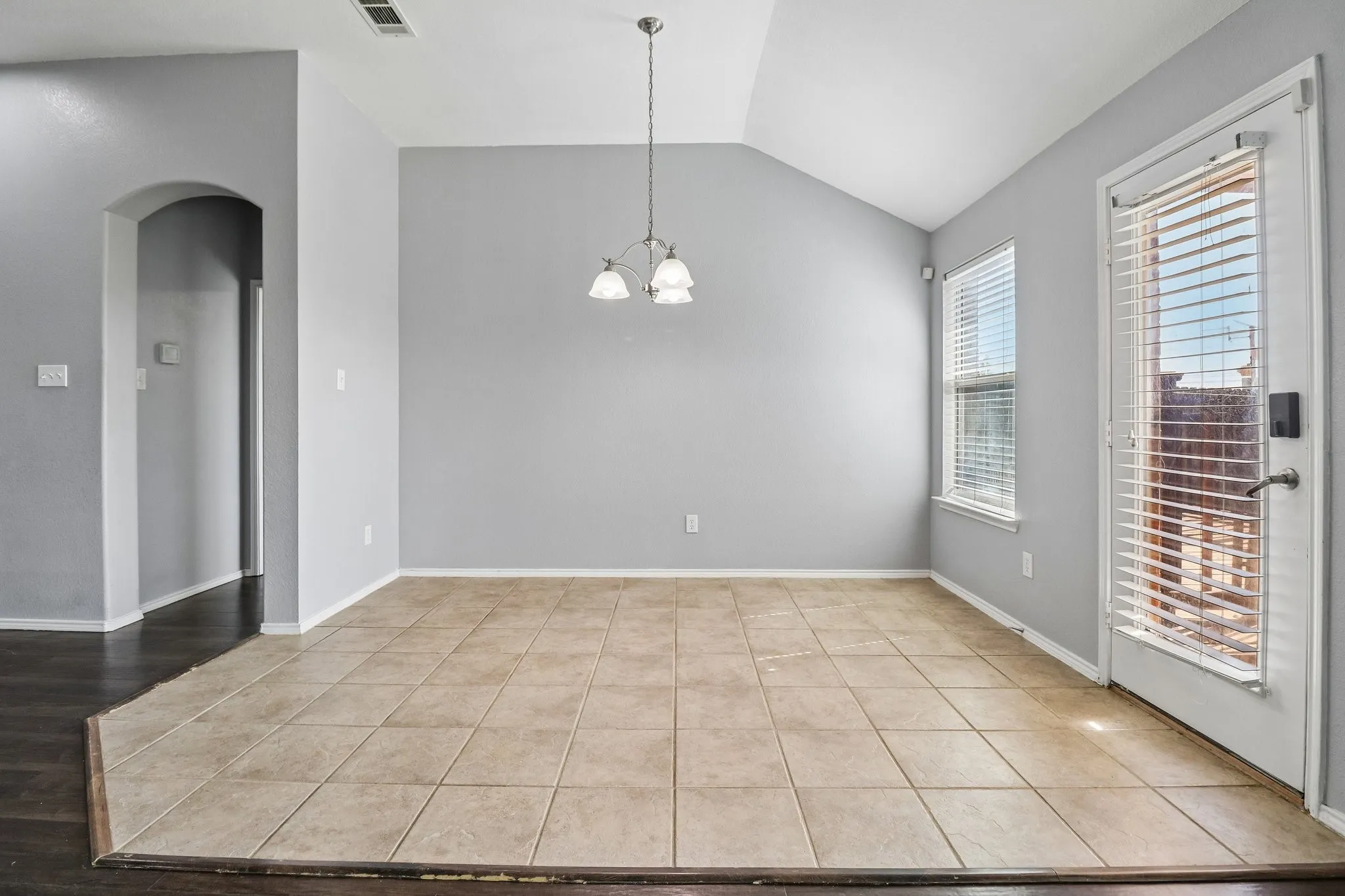 Single Family Residence For Sale in Tarrant County , 7905 Decoy Drive, Arlington, Texas 76002, 3 Bedroom, 2 Bathroom, 2 Garage spaces, 2,085 Sqft, built in 2004, mls#21358385, Real Estate Agent in Arlington, Homes For Sale in Tarrant county, Homes For Sale in Arlington, Realtor in Arlington Texas, Real Estate Brokerage Independent Realty Texas, Luminita Cordes Realtor