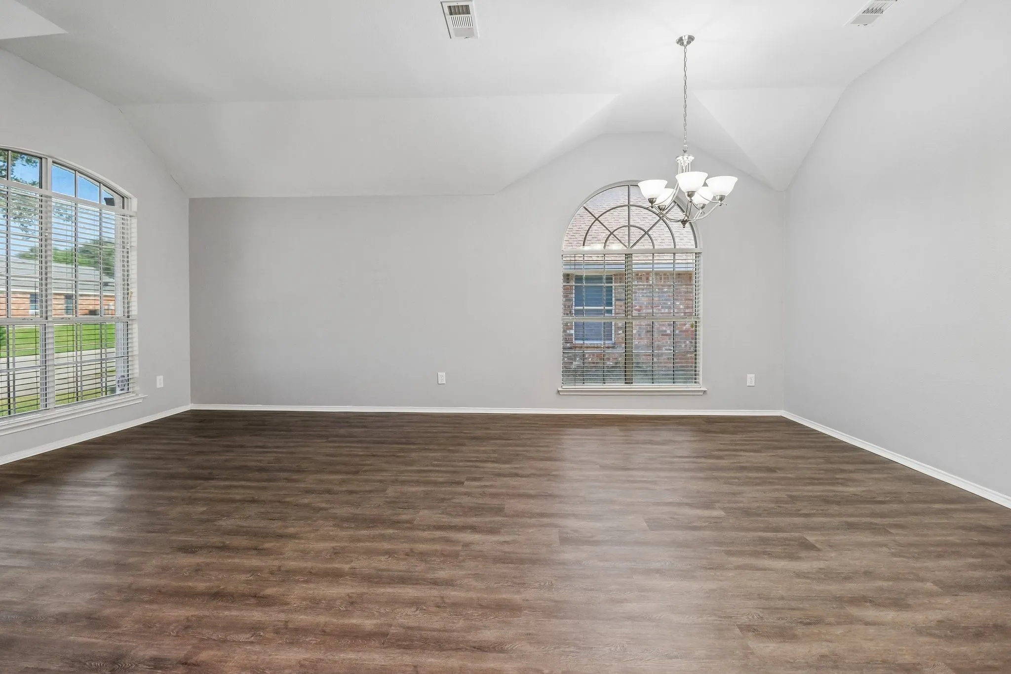 Single Family Residence For Sale in Tarrant County , 7905 Decoy Drive, Arlington, Texas 76002, 3 Bedroom, 2 Bathroom, 2 Garage spaces, 2,085 Sqft, built in 2004, mls#21358385, Real Estate Agent in Arlington, Homes For Sale in Tarrant county, Homes For Sale in Arlington, Realtor in Arlington Texas, Real Estate Brokerage Independent Realty Texas, Luminita Cordes Realtor