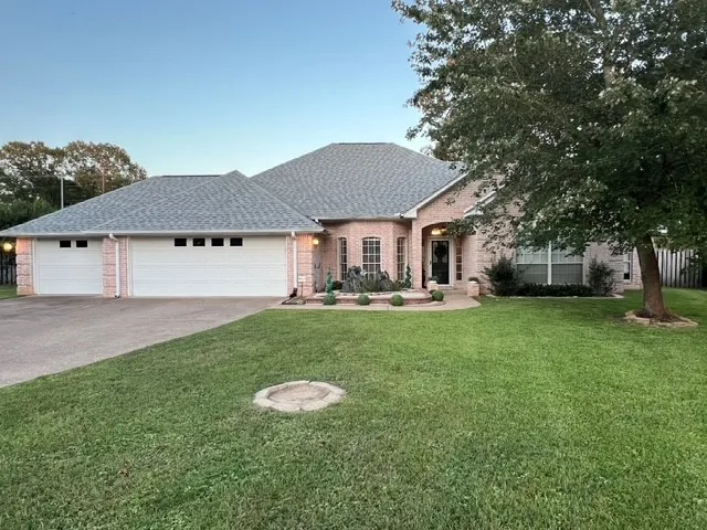 Single Family Residence For Sale in Smith County , 4130 Sagemont Lane, Tyler, Texas 75707, 3 Bedroom, 2 Bathroom, 3 Garage spaces, 2,206 Sqft, built in 2002, mls#21356529, Real Estate Agent in Tyler, Homes For Sale in Smith county, Homes For Sale in Tyler, Realtor in Tyler Texas, Real Estate Brokerage Independent Realty Texas, Luminita Cordes Realtor