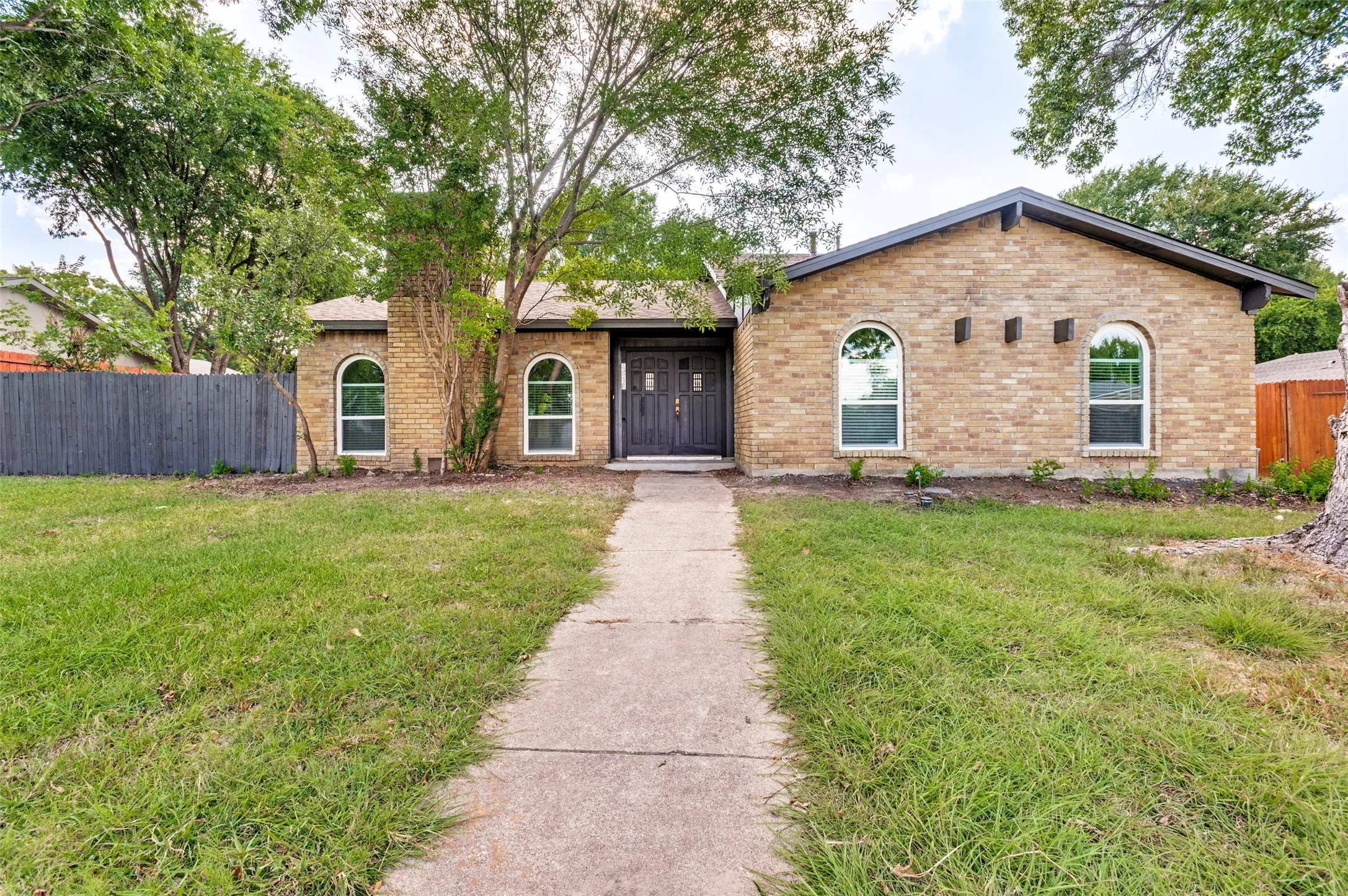 Single Family Residence For Sale in Dallas County , 4618 Goodnight Trail, Grand Prairie, Texas 75052, 3 Bedroom, 2 Bathroom, 2 Garage spaces, 1,829 Sqft, built in 1978, mls#21359537, Real Estate Agent in Grand Prairie, Homes For Sale in Dallas county, Homes For Sale in Grand Prairie, Realtor in Grand Prairie Texas, Real Estate Brokerage Independent Realty Texas, Luminita Cordes Realtor