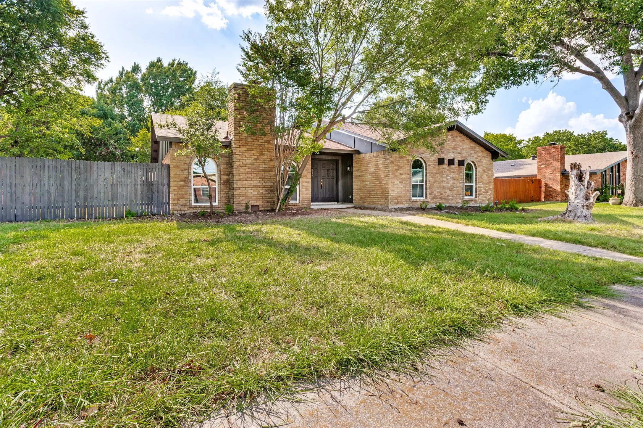 Single Family Residence For Sale in Dallas County , 4618 Goodnight Trail, Grand Prairie, Texas 75052, 3 Bedroom, 2 Bathroom, 2 Garage spaces, 1,829 Sqft, built in 1978, mls#21359537, Real Estate Agent in Grand Prairie, Homes For Sale in Dallas county, Homes For Sale in Grand Prairie, Realtor in Grand Prairie Texas, Real Estate Brokerage Independent Realty Texas, Luminita Cordes Realtor