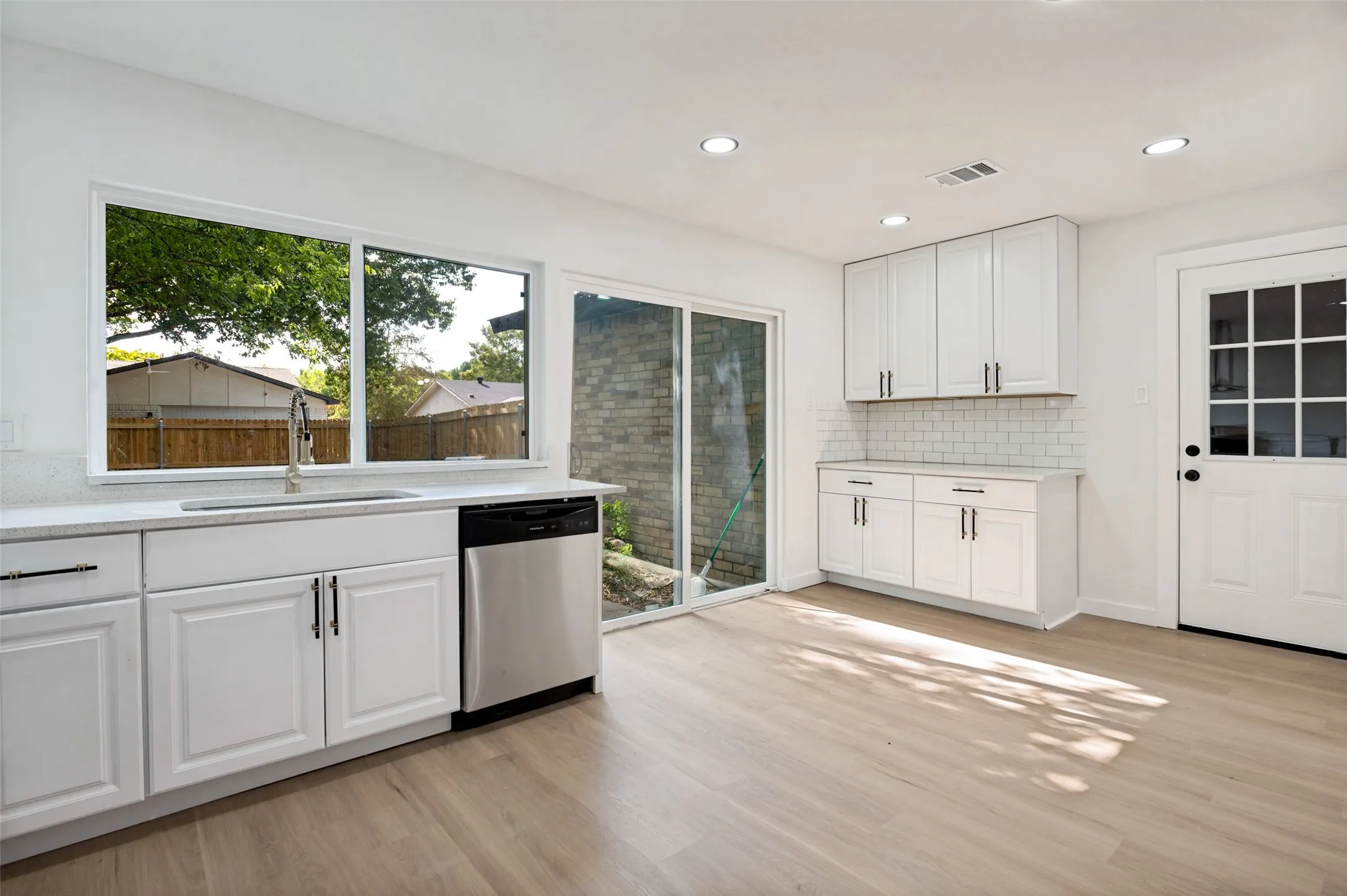 Single Family Residence For Sale in Dallas County , 4618 Goodnight Trail, Grand Prairie, Texas 75052, 3 Bedroom, 2 Bathroom, 2 Garage spaces, 1,829 Sqft, built in 1978, mls#21359537, Real Estate Agent in Grand Prairie, Homes For Sale in Dallas county, Homes For Sale in Grand Prairie, Realtor in Grand Prairie Texas, Real Estate Brokerage Independent Realty Texas, Luminita Cordes Realtor