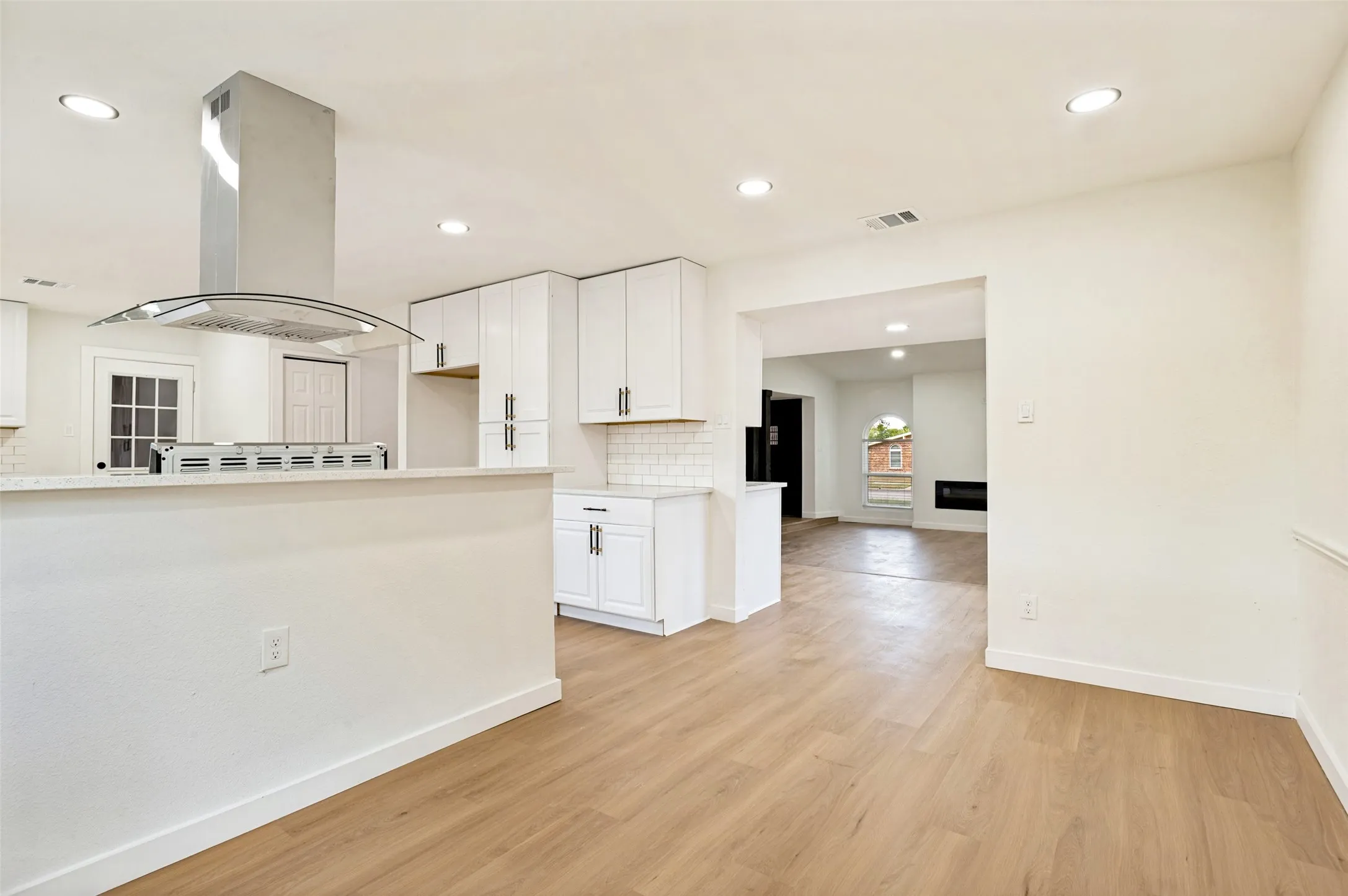Single Family Residence For Sale in Dallas County , 4618 Goodnight Trail, Grand Prairie, Texas 75052, 3 Bedroom, 2 Bathroom, 2 Garage spaces, 1,829 Sqft, built in 1978, mls#21359537, Real Estate Agent in Grand Prairie, Homes For Sale in Dallas county, Homes For Sale in Grand Prairie, Realtor in Grand Prairie Texas, Real Estate Brokerage Independent Realty Texas, Luminita Cordes Realtor
