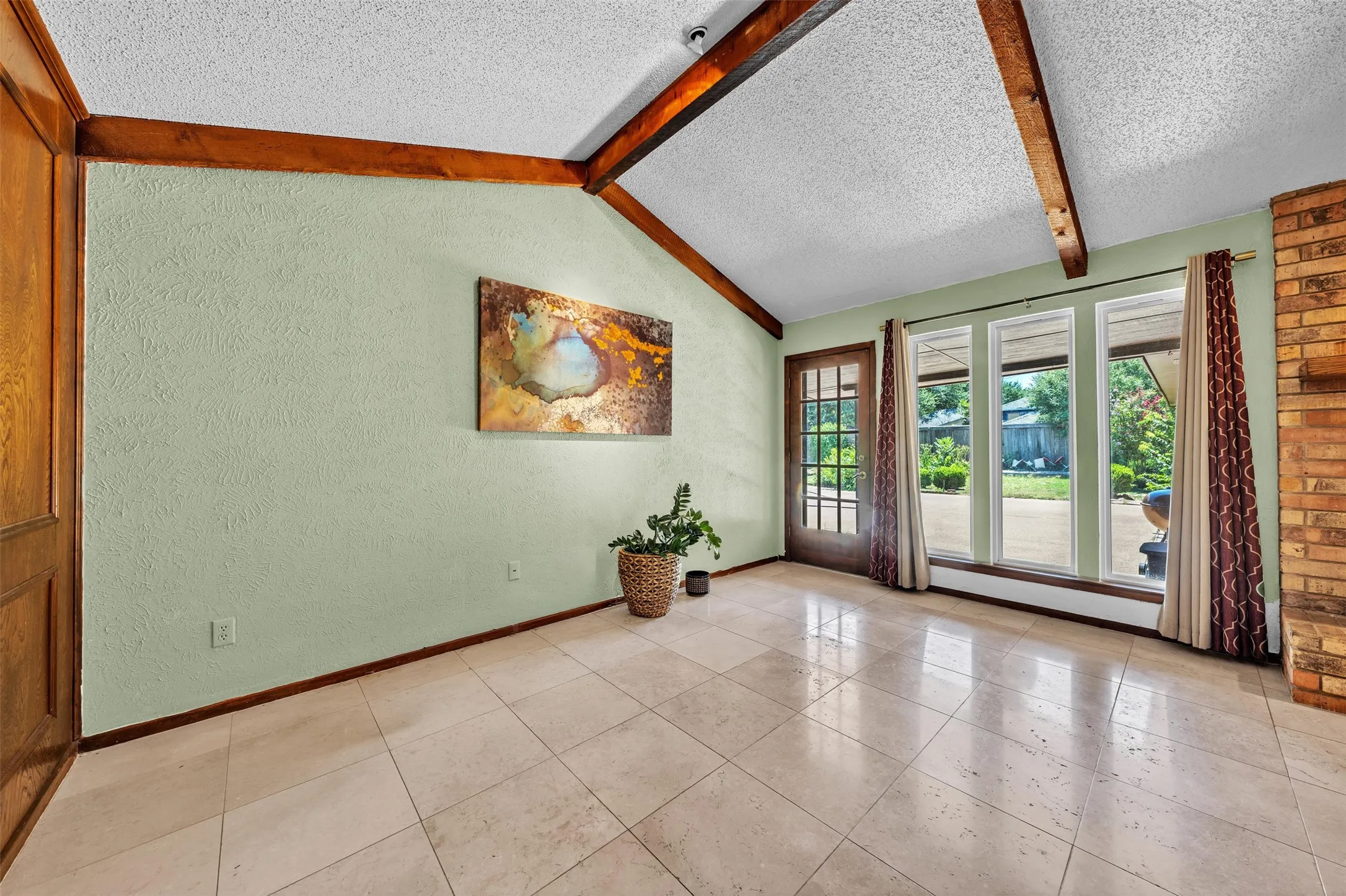 Single Family Residence For Sale in Tarrant County , 6808 Winchester Court, Fort Worth, Texas 76133, 3 Bedroom, 2 Bathroom, 3 Garage spaces, 2,187 Sqft, built in 1975, mls#21358503, Real Estate Agent in Fort Worth, Homes For Sale in Tarrant county, Homes For Sale in Fort Worth, Realtor in Fort Worth Texas, Real Estate Brokerage Independent Realty Texas, Luminita Cordes Realtor