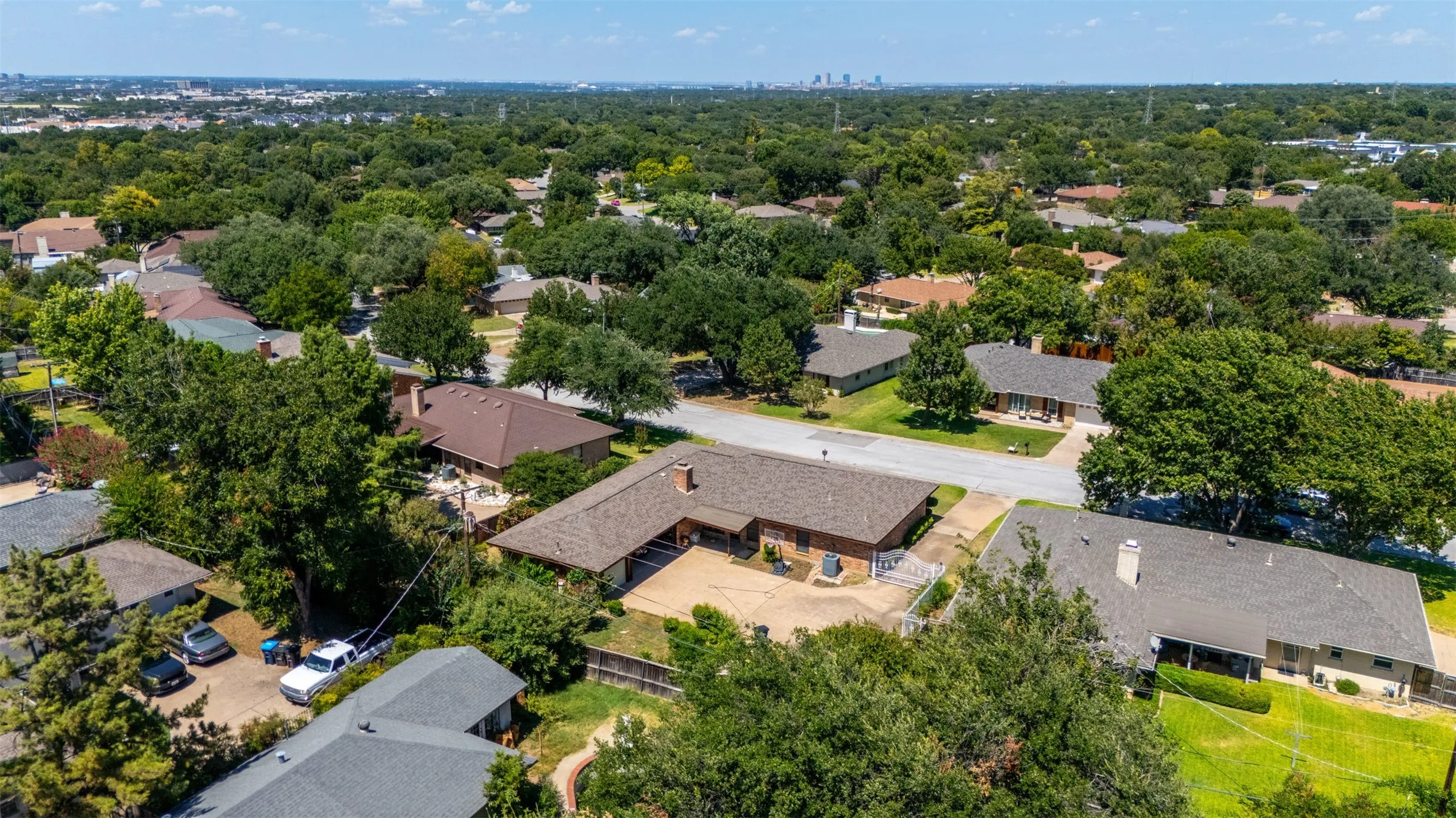 Single Family Residence For Sale in Tarrant County , 6808 Winchester Court, Fort Worth, Texas 76133, 3 Bedroom, 2 Bathroom, 3 Garage spaces, 2,187 Sqft, built in 1975, mls#21358503, Real Estate Agent in Fort Worth, Homes For Sale in Tarrant county, Homes For Sale in Fort Worth, Realtor in Fort Worth Texas, Real Estate Brokerage Independent Realty Texas, Luminita Cordes Realtor