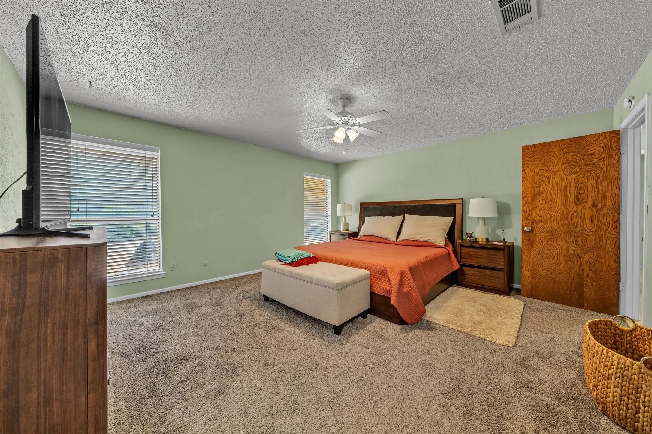 Single Family Residence For Sale in Tarrant County , 6808 Winchester Court, Fort Worth, Texas 76133, 3 Bedroom, 2 Bathroom, 3 Garage spaces, 2,187 Sqft, built in 1975, mls#21358503, Real Estate Agent in Fort Worth, Homes For Sale in Tarrant county, Homes For Sale in Fort Worth, Realtor in Fort Worth Texas, Real Estate Brokerage Independent Realty Texas, Luminita Cordes Realtor