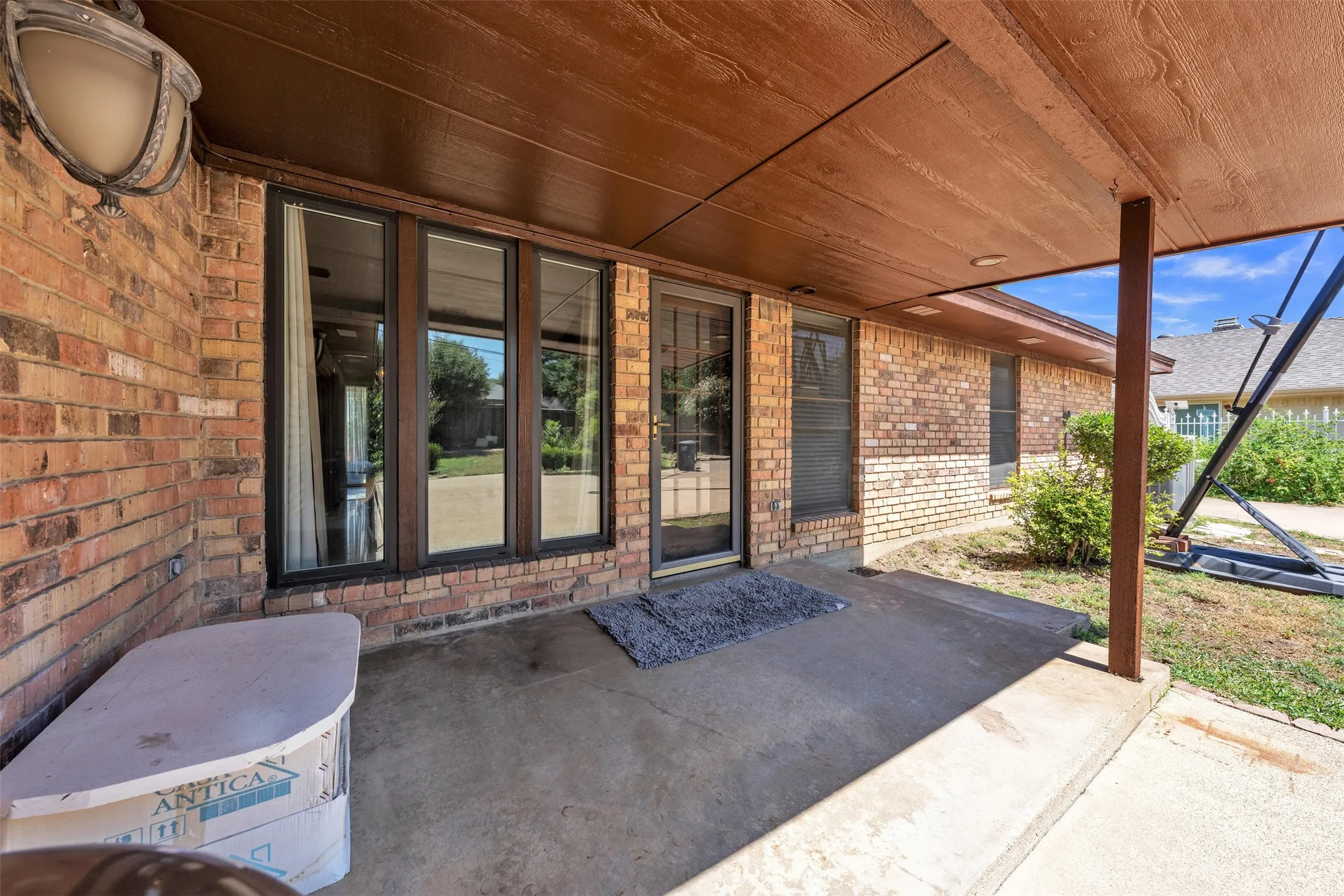 Single Family Residence For Sale in Tarrant County , 6808 Winchester Court, Fort Worth, Texas 76133, 3 Bedroom, 2 Bathroom, 3 Garage spaces, 2,187 Sqft, built in 1975, mls#21358503, Real Estate Agent in Fort Worth, Homes For Sale in Tarrant county, Homes For Sale in Fort Worth, Realtor in Fort Worth Texas, Real Estate Brokerage Independent Realty Texas, Luminita Cordes Realtor