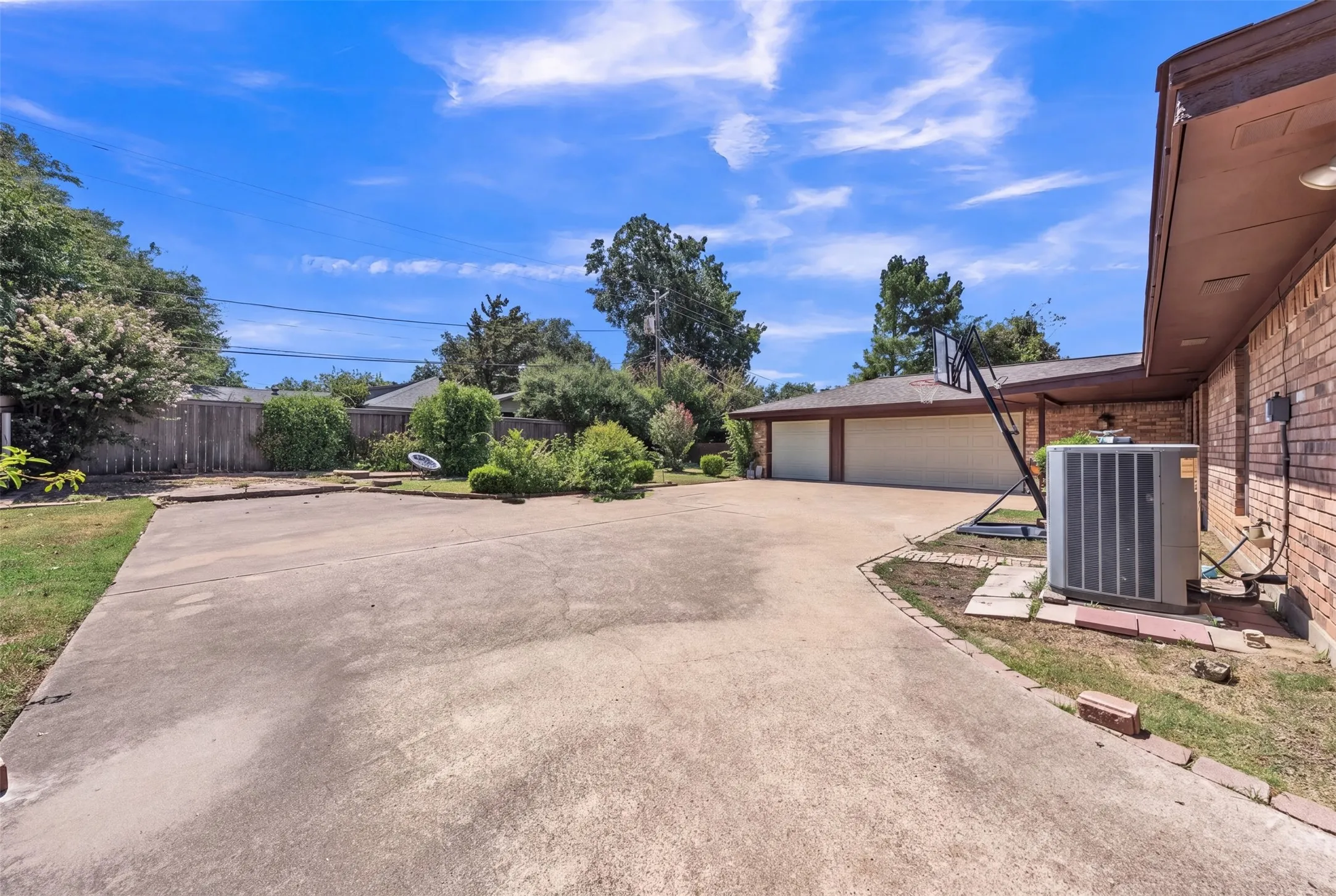 Single Family Residence For Sale in Tarrant County , 6808 Winchester Court, Fort Worth, Texas 76133, 3 Bedroom, 2 Bathroom, 3 Garage spaces, 2,187 Sqft, built in 1975, mls#21358503, Real Estate Agent in Fort Worth, Homes For Sale in Tarrant county, Homes For Sale in Fort Worth, Realtor in Fort Worth Texas, Real Estate Brokerage Independent Realty Texas, Luminita Cordes Realtor