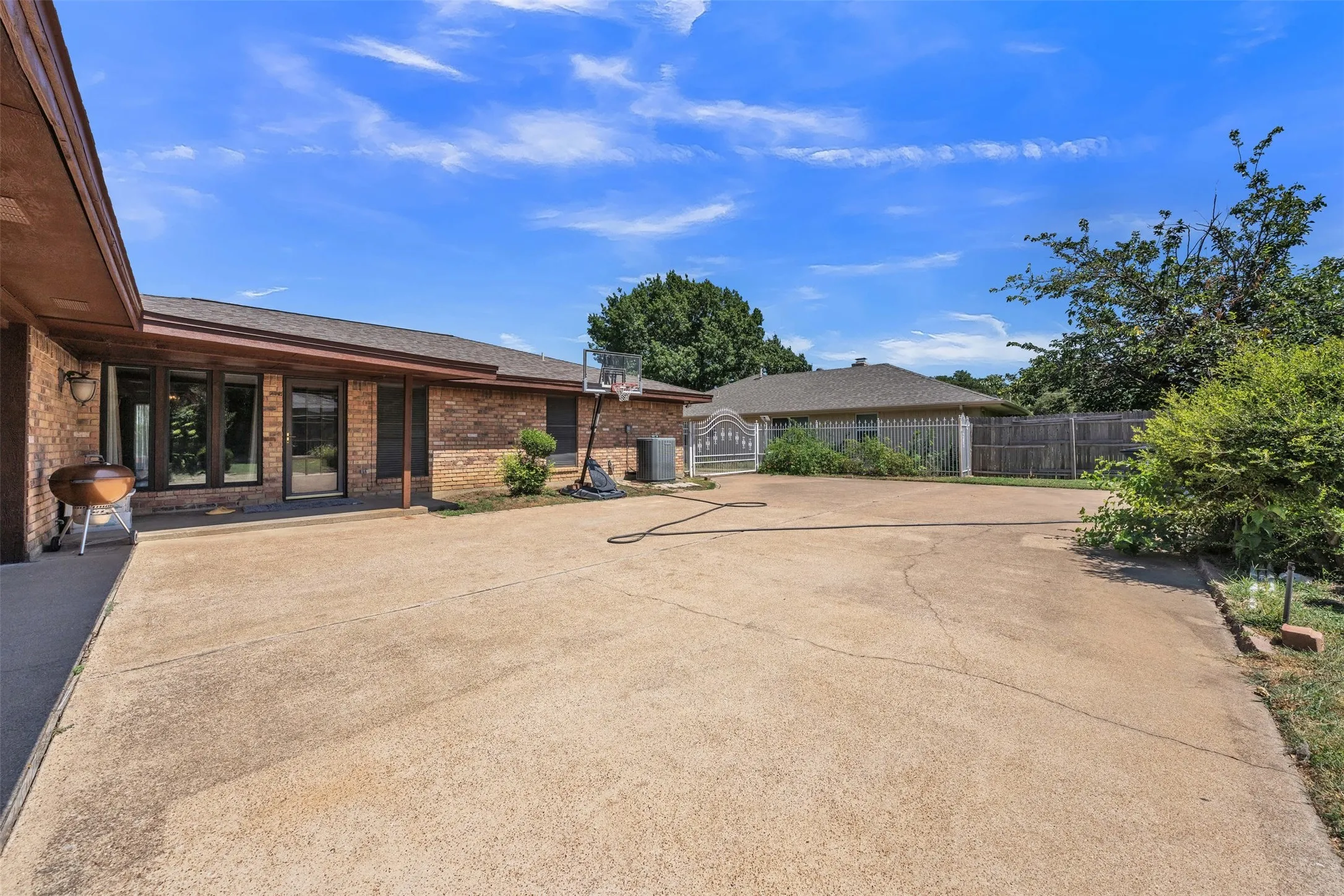 Single Family Residence For Sale in Tarrant County , 6808 Winchester Court, Fort Worth, Texas 76133, 3 Bedroom, 2 Bathroom, 3 Garage spaces, 2,187 Sqft, built in 1975, mls#21358503, Real Estate Agent in Fort Worth, Homes For Sale in Tarrant county, Homes For Sale in Fort Worth, Realtor in Fort Worth Texas, Real Estate Brokerage Independent Realty Texas, Luminita Cordes Realtor