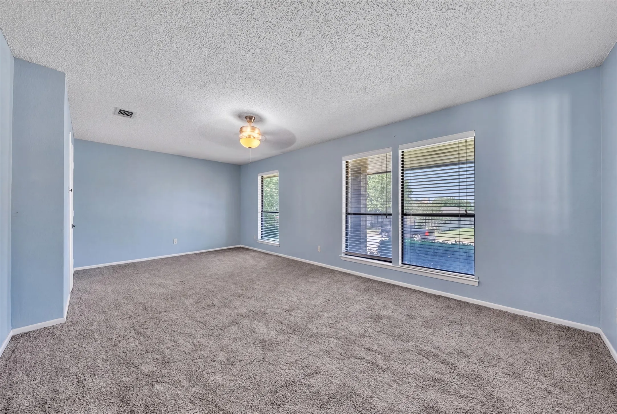 Single Family Residence For Sale in Tarrant County , 6808 Winchester Court, Fort Worth, Texas 76133, 3 Bedroom, 2 Bathroom, 3 Garage spaces, 2,187 Sqft, built in 1975, mls#21358503, Real Estate Agent in Fort Worth, Homes For Sale in Tarrant county, Homes For Sale in Fort Worth, Realtor in Fort Worth Texas, Real Estate Brokerage Independent Realty Texas, Luminita Cordes Realtor