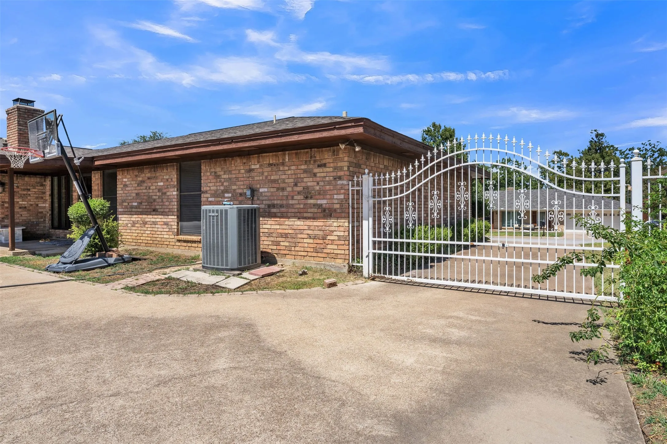 Single Family Residence For Sale in Tarrant County , 6808 Winchester Court, Fort Worth, Texas 76133, 3 Bedroom, 2 Bathroom, 3 Garage spaces, 2,187 Sqft, built in 1975, mls#21358503, Real Estate Agent in Fort Worth, Homes For Sale in Tarrant county, Homes For Sale in Fort Worth, Realtor in Fort Worth Texas, Real Estate Brokerage Independent Realty Texas, Luminita Cordes Realtor