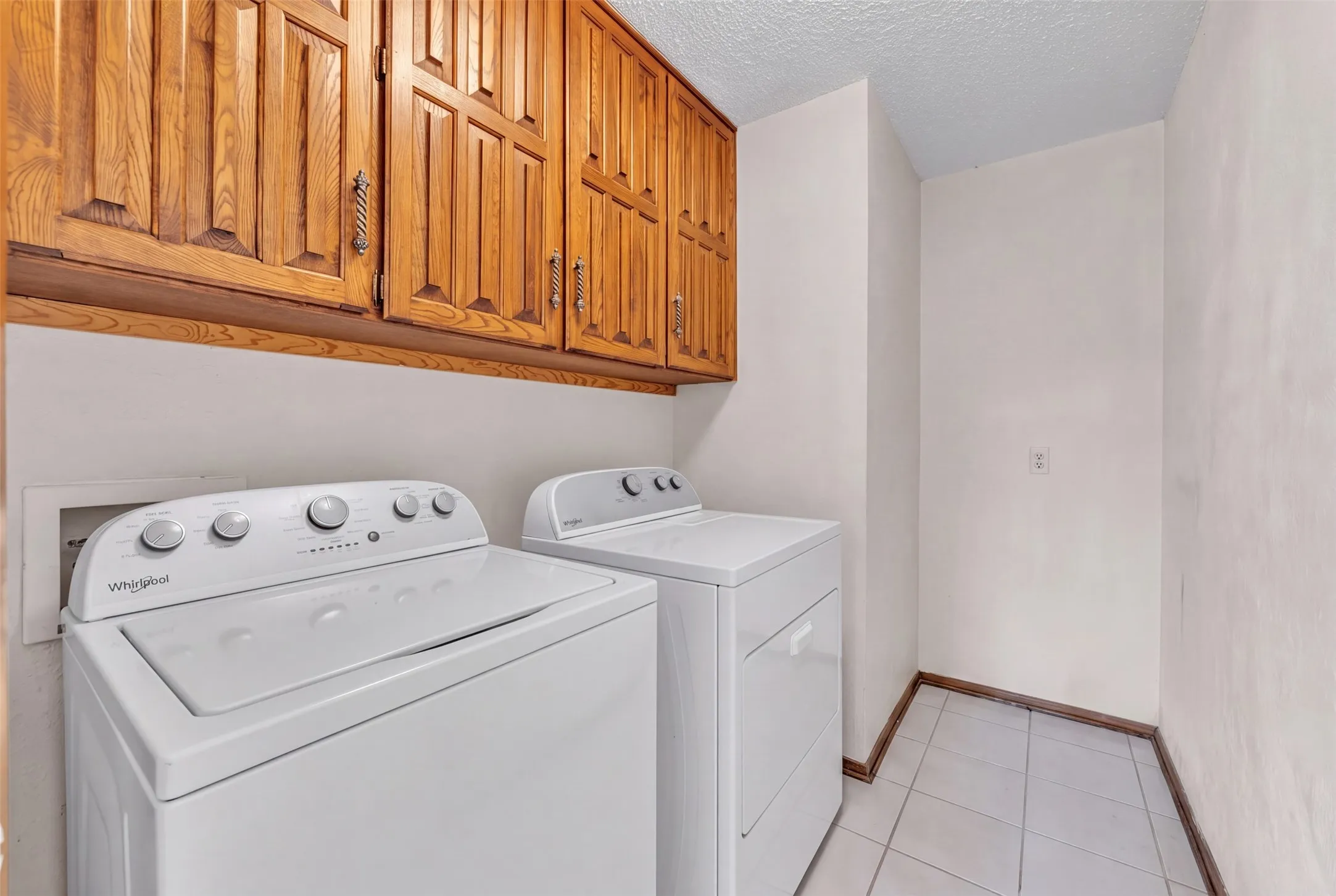 Single Family Residence For Sale in Tarrant County , 6808 Winchester Court, Fort Worth, Texas 76133, 3 Bedroom, 2 Bathroom, 3 Garage spaces, 2,187 Sqft, built in 1975, mls#21358503, Real Estate Agent in Fort Worth, Homes For Sale in Tarrant county, Homes For Sale in Fort Worth, Realtor in Fort Worth Texas, Real Estate Brokerage Independent Realty Texas, Luminita Cordes Realtor