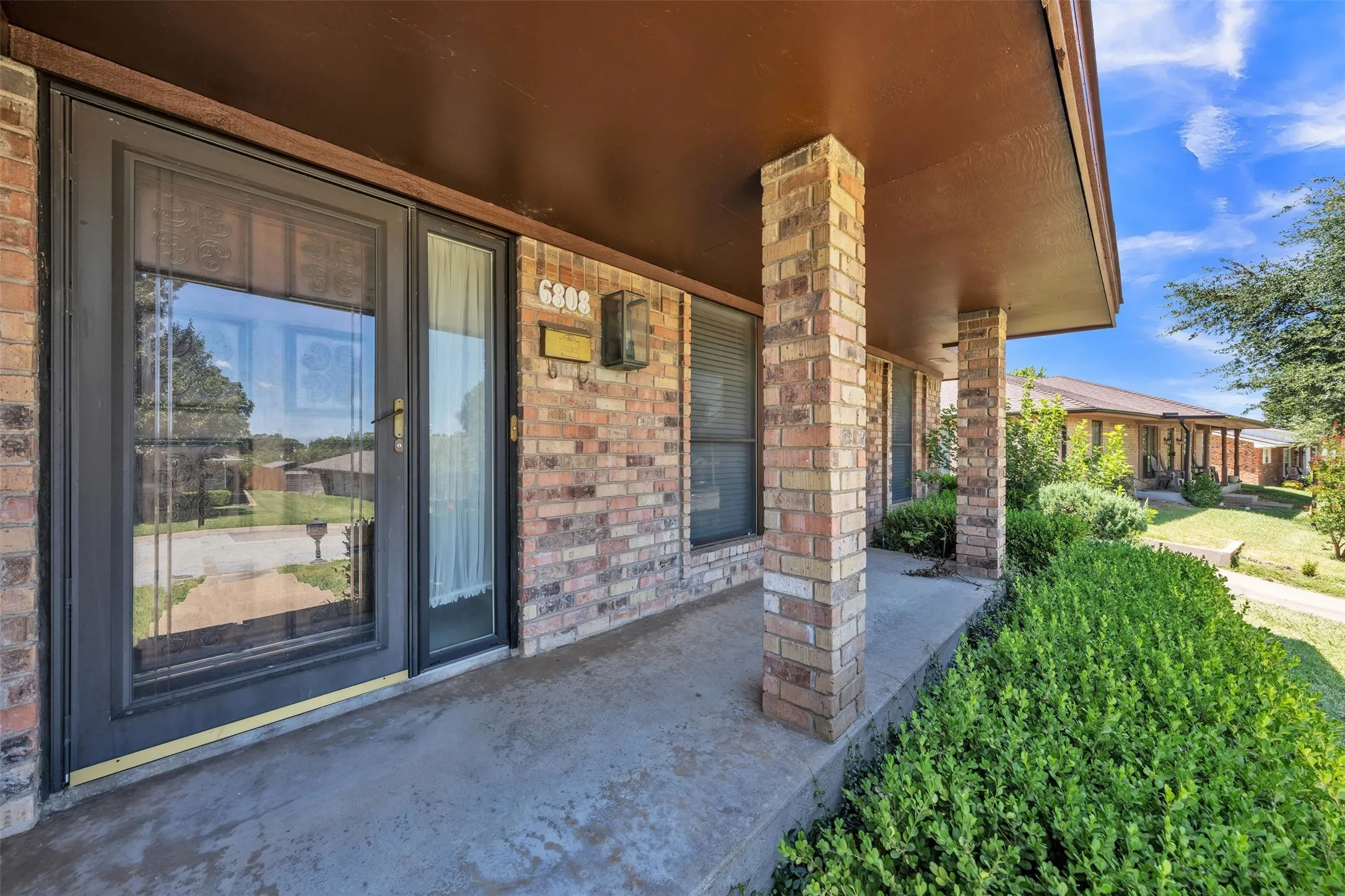 Single Family Residence For Sale in Tarrant County , 6808 Winchester Court, Fort Worth, Texas 76133, 3 Bedroom, 2 Bathroom, 3 Garage spaces, 2,187 Sqft, built in 1975, mls#21358503, Real Estate Agent in Fort Worth, Homes For Sale in Tarrant county, Homes For Sale in Fort Worth, Realtor in Fort Worth Texas, Real Estate Brokerage Independent Realty Texas, Luminita Cordes Realtor