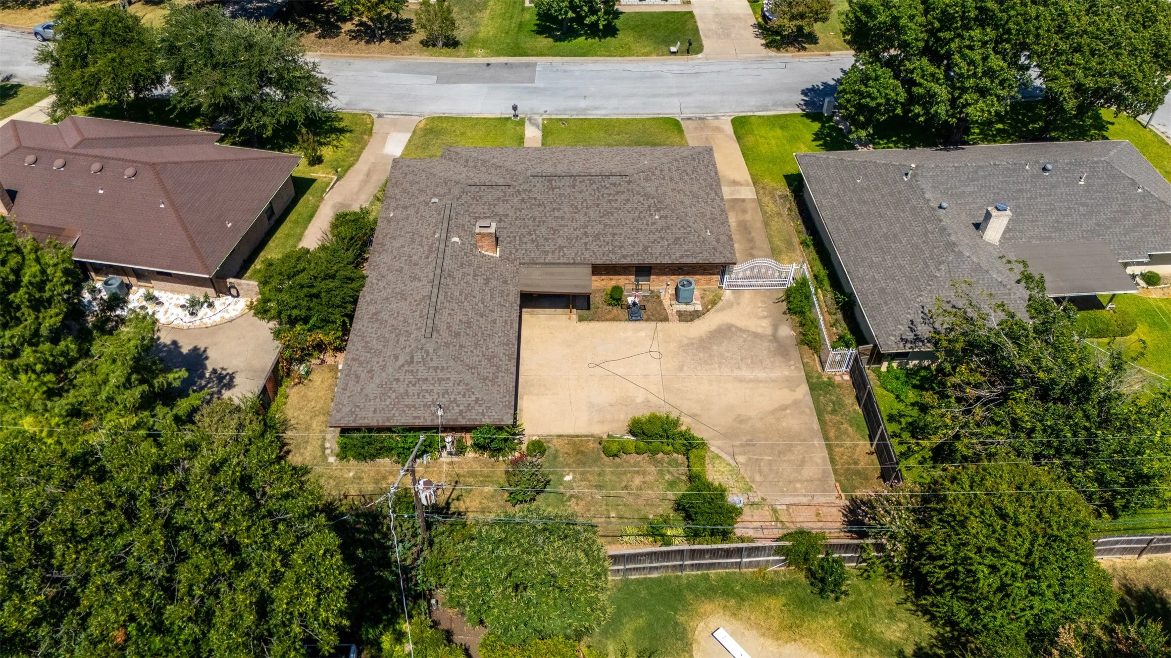 Single Family Residence For Sale in Tarrant County , 6808 Winchester Court, Fort Worth, Texas 76133, 3 Bedroom, 2 Bathroom, 3 Garage spaces, 2,187 Sqft, built in 1975, mls#21358503, Real Estate Agent in Fort Worth, Homes For Sale in Tarrant county, Homes For Sale in Fort Worth, Realtor in Fort Worth Texas, Real Estate Brokerage Independent Realty Texas, Luminita Cordes Realtor