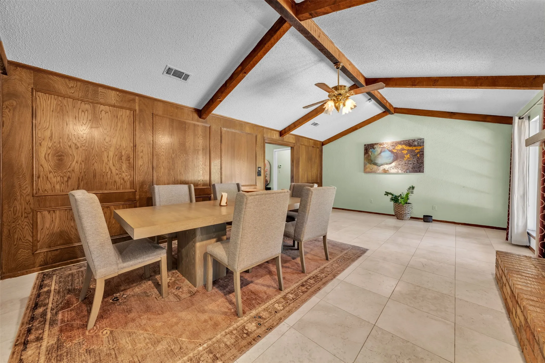 Single Family Residence For Sale in Tarrant County , 6808 Winchester Court, Fort Worth, Texas 76133, 3 Bedroom, 2 Bathroom, 3 Garage spaces, 2,187 Sqft, built in 1975, mls#21358503, Real Estate Agent in Fort Worth, Homes For Sale in Tarrant county, Homes For Sale in Fort Worth, Realtor in Fort Worth Texas, Real Estate Brokerage Independent Realty Texas, Luminita Cordes Realtor