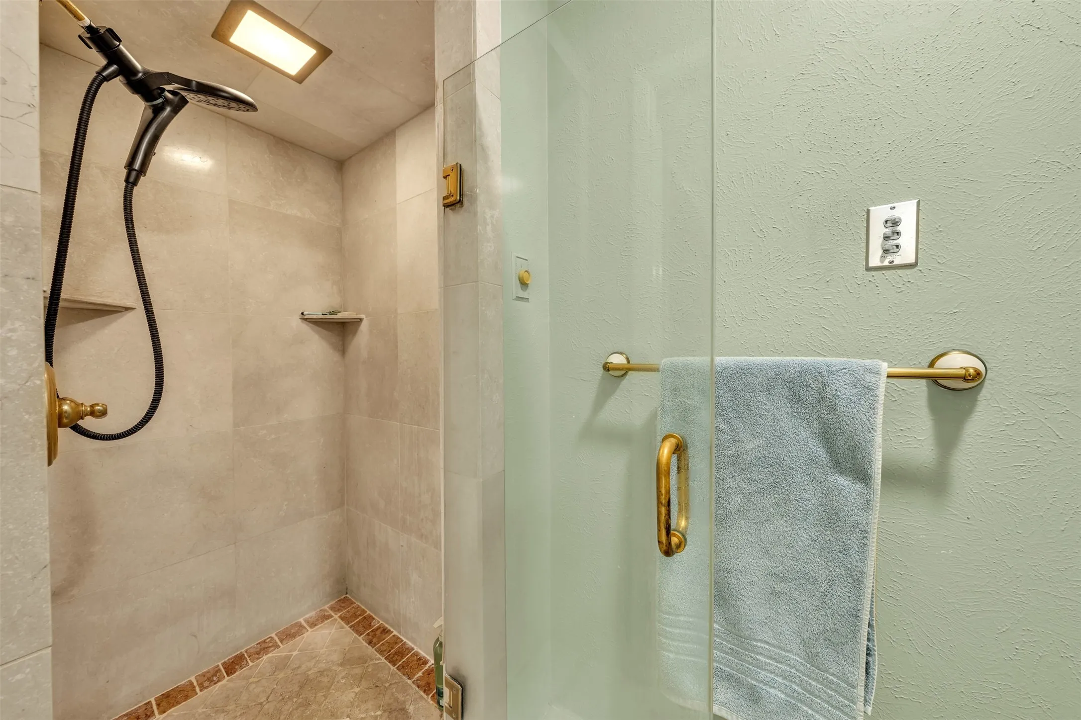 Single Family Residence For Sale in Tarrant County , 6808 Winchester Court, Fort Worth, Texas 76133, 3 Bedroom, 2 Bathroom, 3 Garage spaces, 2,187 Sqft, built in 1975, mls#21358503, Real Estate Agent in Fort Worth, Homes For Sale in Tarrant county, Homes For Sale in Fort Worth, Realtor in Fort Worth Texas, Real Estate Brokerage Independent Realty Texas, Luminita Cordes Realtor