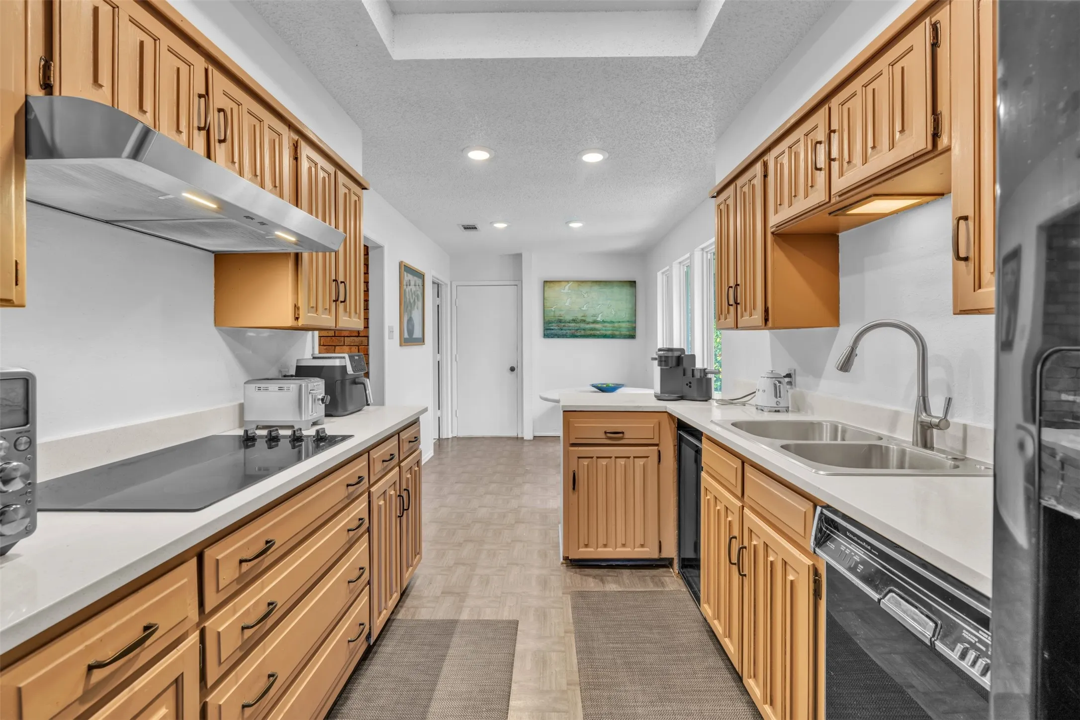 Single Family Residence For Sale in Tarrant County , 6808 Winchester Court, Fort Worth, Texas 76133, 3 Bedroom, 2 Bathroom, 3 Garage spaces, 2,187 Sqft, built in 1975, mls#21358503, Real Estate Agent in Fort Worth, Homes For Sale in Tarrant county, Homes For Sale in Fort Worth, Realtor in Fort Worth Texas, Real Estate Brokerage Independent Realty Texas, Luminita Cordes Realtor