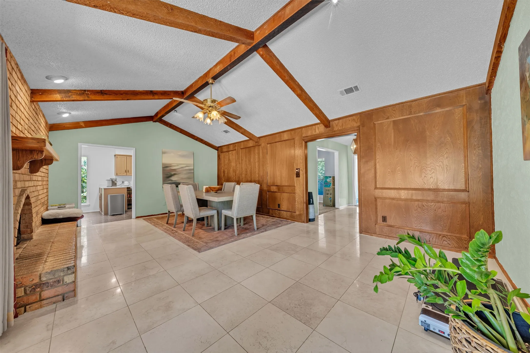 Single Family Residence For Sale in Tarrant County , 6808 Winchester Court, Fort Worth, Texas 76133, 3 Bedroom, 2 Bathroom, 3 Garage spaces, 2,187 Sqft, built in 1975, mls#21358503, Real Estate Agent in Fort Worth, Homes For Sale in Tarrant county, Homes For Sale in Fort Worth, Realtor in Fort Worth Texas, Real Estate Brokerage Independent Realty Texas, Luminita Cordes Realtor