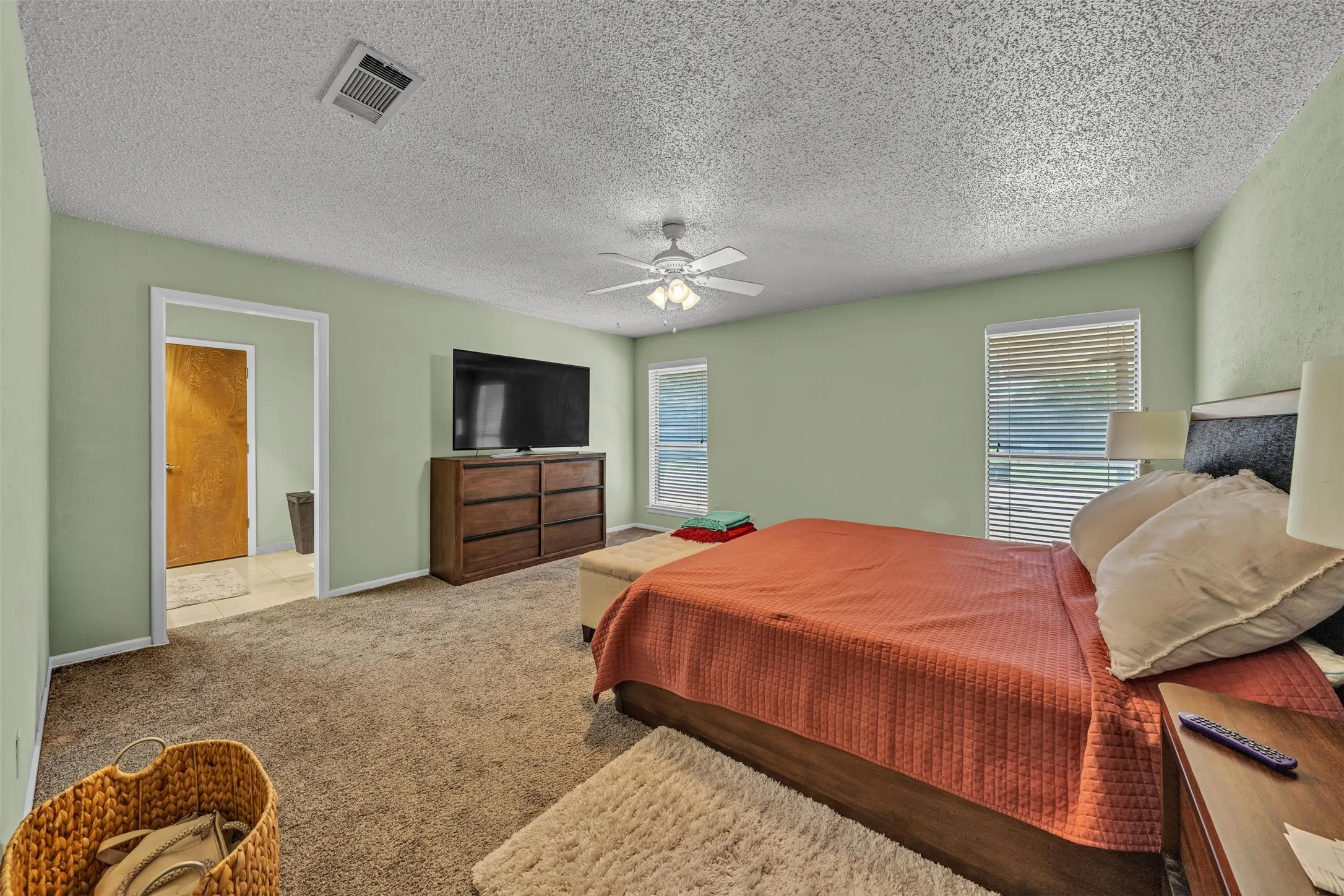 Single Family Residence For Sale in Tarrant County , 6808 Winchester Court, Fort Worth, Texas 76133, 3 Bedroom, 2 Bathroom, 3 Garage spaces, 2,187 Sqft, built in 1975, mls#21358503, Real Estate Agent in Fort Worth, Homes For Sale in Tarrant county, Homes For Sale in Fort Worth, Realtor in Fort Worth Texas, Real Estate Brokerage Independent Realty Texas, Luminita Cordes Realtor