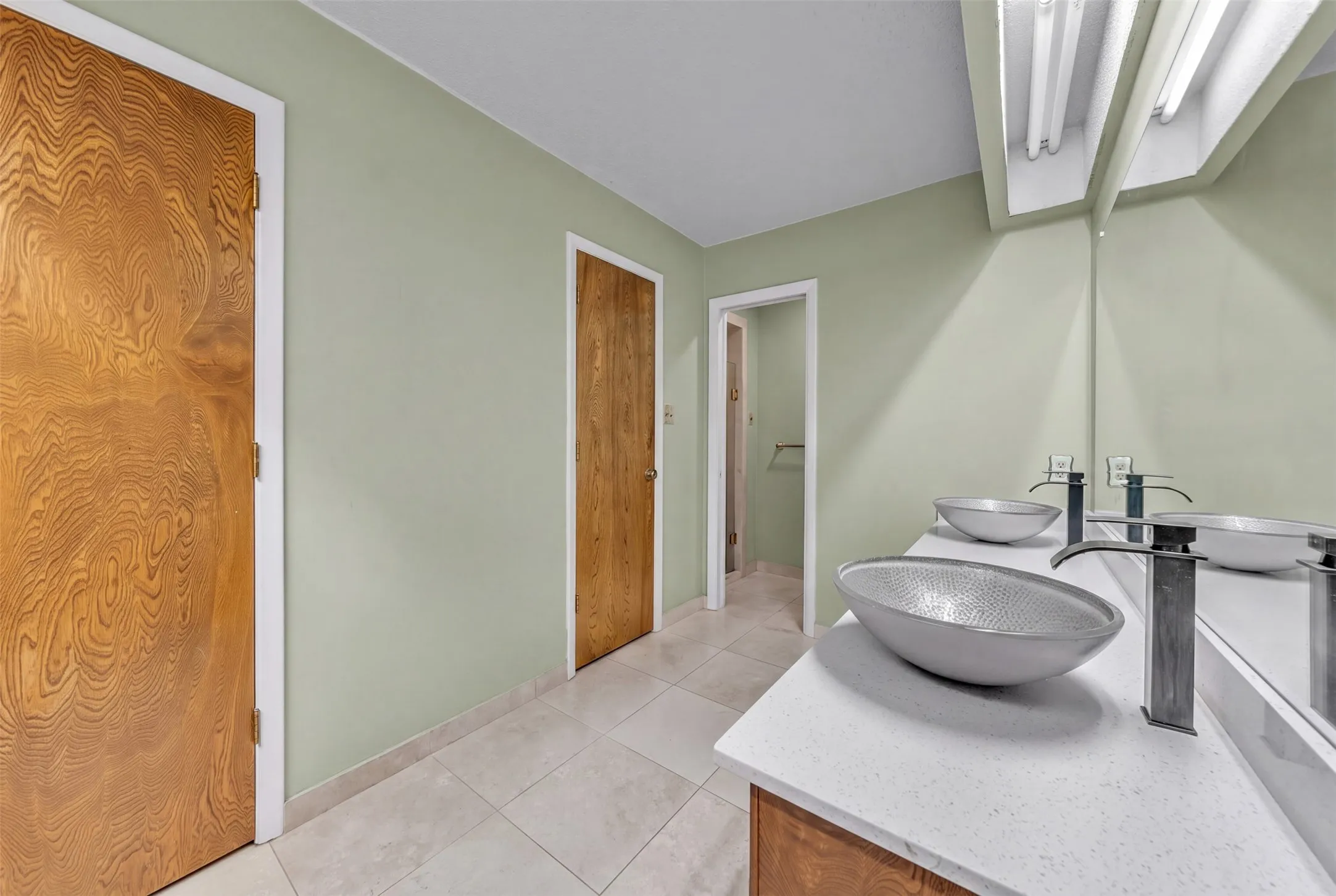 Single Family Residence For Sale in Tarrant County , 6808 Winchester Court, Fort Worth, Texas 76133, 3 Bedroom, 2 Bathroom, 3 Garage spaces, 2,187 Sqft, built in 1975, mls#21358503, Real Estate Agent in Fort Worth, Homes For Sale in Tarrant county, Homes For Sale in Fort Worth, Realtor in Fort Worth Texas, Real Estate Brokerage Independent Realty Texas, Luminita Cordes Realtor