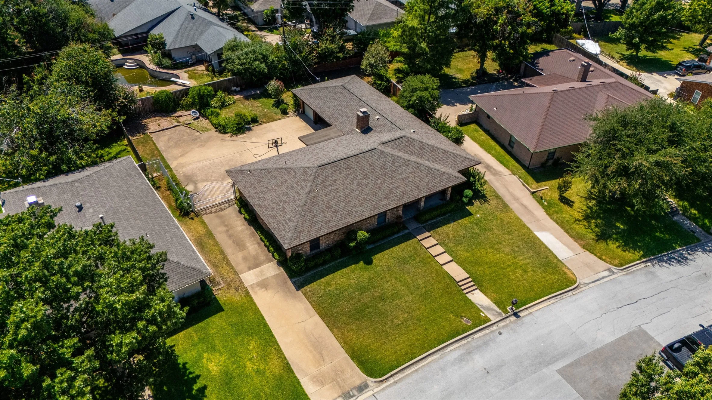 Single Family Residence For Sale in Tarrant County , 6808 Winchester Court, Fort Worth, Texas 76133, 3 Bedroom, 2 Bathroom, 3 Garage spaces, 2,187 Sqft, built in 1975, mls#21358503, Real Estate Agent in Fort Worth, Homes For Sale in Tarrant county, Homes For Sale in Fort Worth, Realtor in Fort Worth Texas, Real Estate Brokerage Independent Realty Texas, Luminita Cordes Realtor