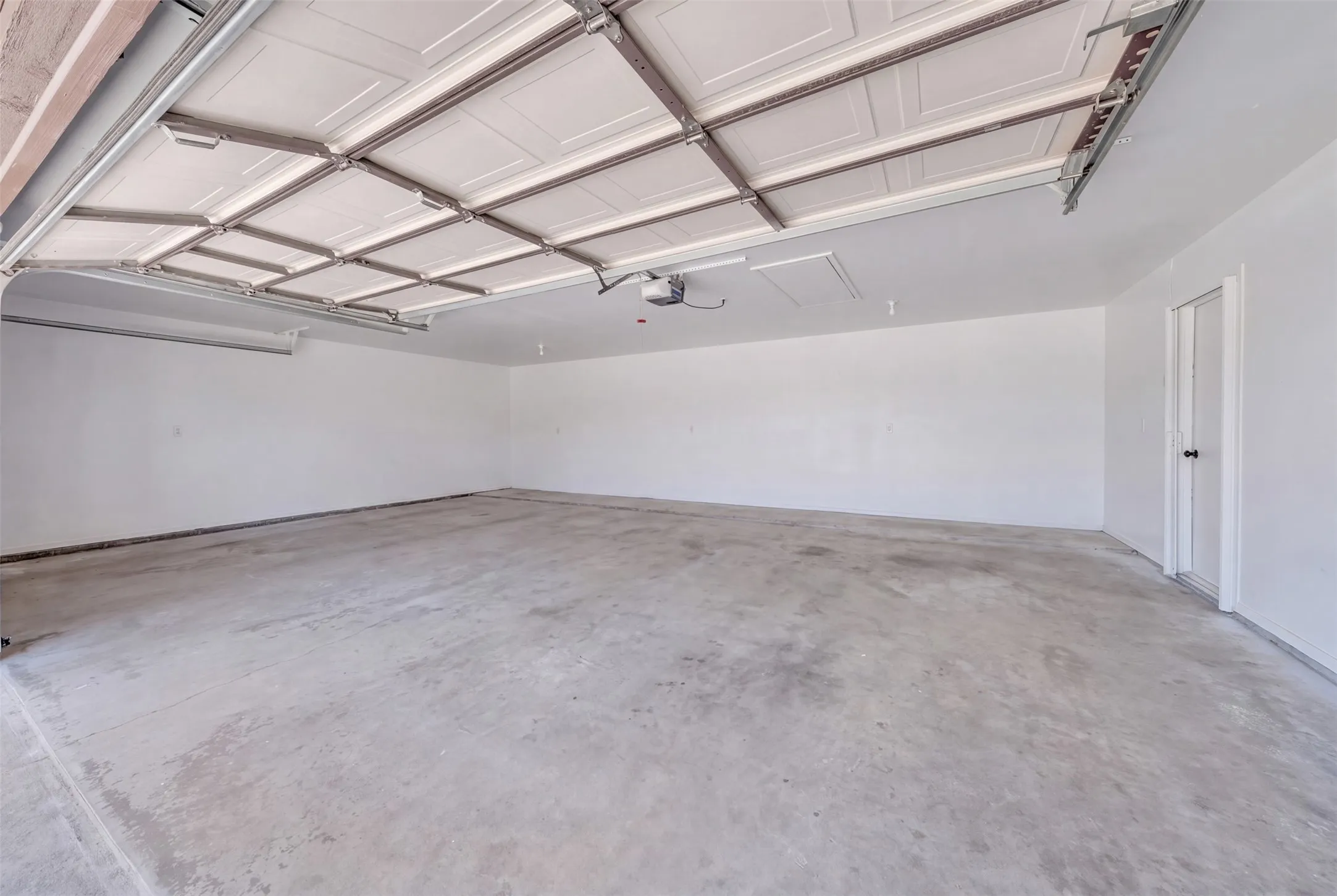 Single Family Residence For Sale in Tarrant County , 6808 Winchester Court, Fort Worth, Texas 76133, 3 Bedroom, 2 Bathroom, 3 Garage spaces, 2,187 Sqft, built in 1975, mls#21358503, Real Estate Agent in Fort Worth, Homes For Sale in Tarrant county, Homes For Sale in Fort Worth, Realtor in Fort Worth Texas, Real Estate Brokerage Independent Realty Texas, Luminita Cordes Realtor