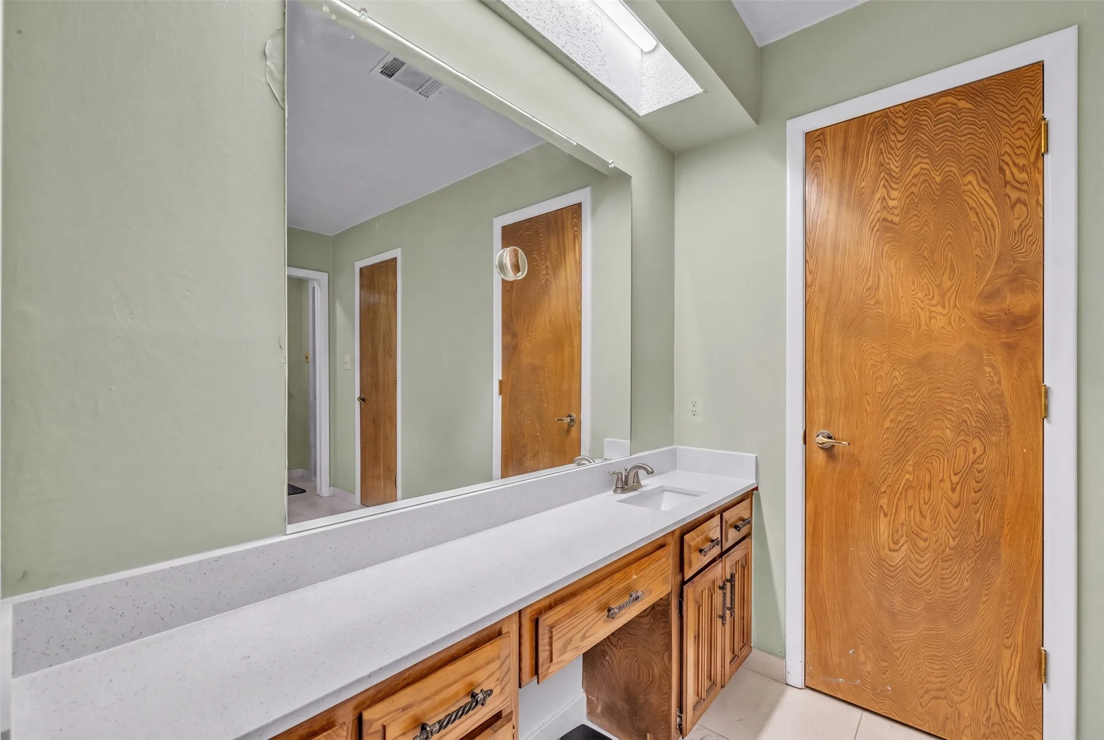 Single Family Residence For Sale in Tarrant County , 6808 Winchester Court, Fort Worth, Texas 76133, 3 Bedroom, 2 Bathroom, 3 Garage spaces, 2,187 Sqft, built in 1975, mls#21358503, Real Estate Agent in Fort Worth, Homes For Sale in Tarrant county, Homes For Sale in Fort Worth, Realtor in Fort Worth Texas, Real Estate Brokerage Independent Realty Texas, Luminita Cordes Realtor