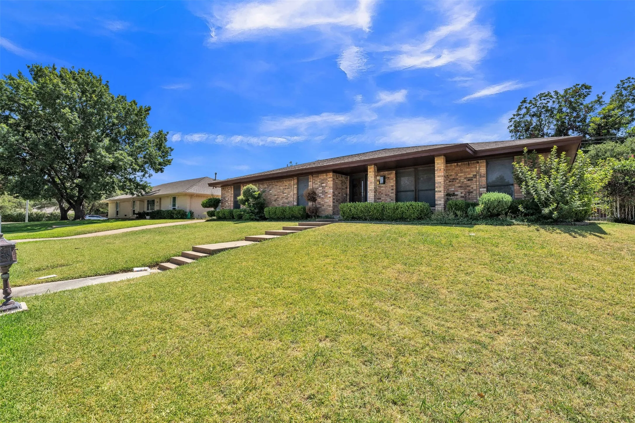 Single Family Residence For Sale in Tarrant County , 6808 Winchester Court, Fort Worth, Texas 76133, 3 Bedroom, 2 Bathroom, 3 Garage spaces, 2,187 Sqft, built in 1975, mls#21358503, Real Estate Agent in Fort Worth, Homes For Sale in Tarrant county, Homes For Sale in Fort Worth, Realtor in Fort Worth Texas, Real Estate Brokerage Independent Realty Texas, Luminita Cordes Realtor