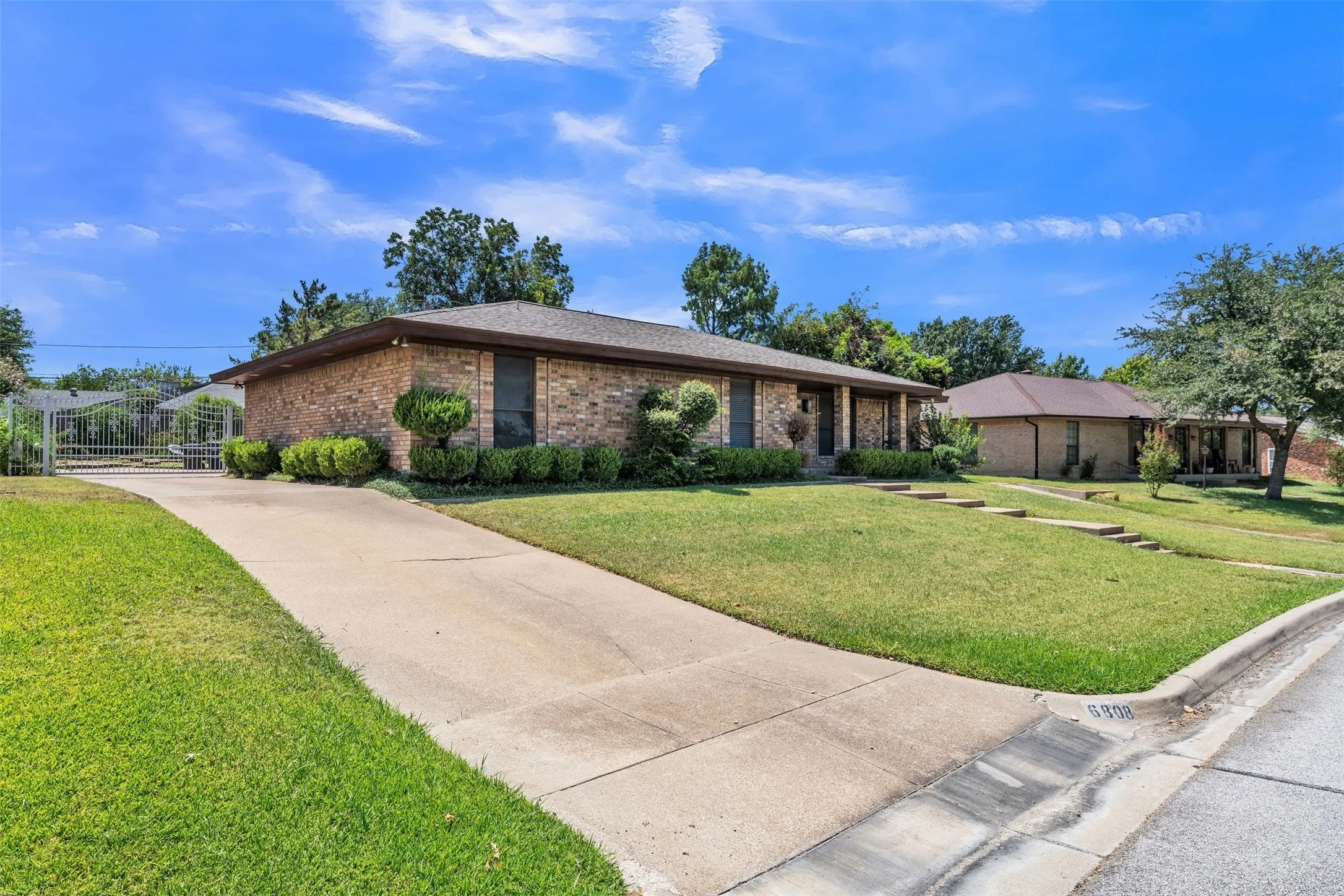 Single Family Residence For Sale in Tarrant County , 6808 Winchester Court, Fort Worth, Texas 76133, 3 Bedroom, 2 Bathroom, 3 Garage spaces, 2,187 Sqft, built in 1975, mls#21358503, Real Estate Agent in Fort Worth, Homes For Sale in Tarrant county, Homes For Sale in Fort Worth, Realtor in Fort Worth Texas, Real Estate Brokerage Independent Realty Texas, Luminita Cordes Realtor