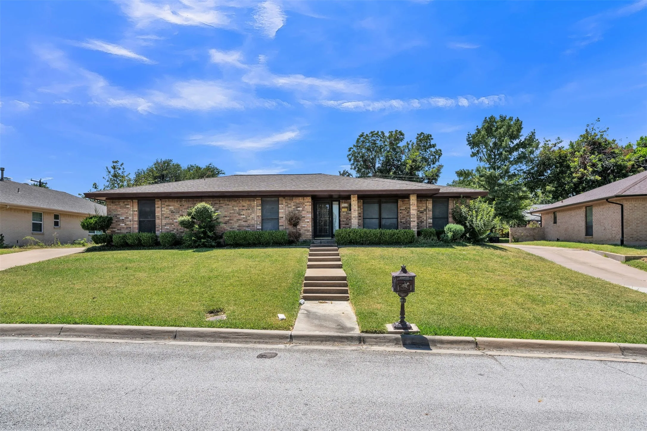 Single Family Residence For Sale in Tarrant County , 6808 Winchester Court, Fort Worth, Texas 76133, 3 Bedroom, 2 Bathroom, 3 Garage spaces, 2,187 Sqft, built in 1975, mls#21358503, Real Estate Agent in Fort Worth, Homes For Sale in Tarrant county, Homes For Sale in Fort Worth, Realtor in Fort Worth Texas, Real Estate Brokerage Independent Realty Texas, Luminita Cordes Realtor