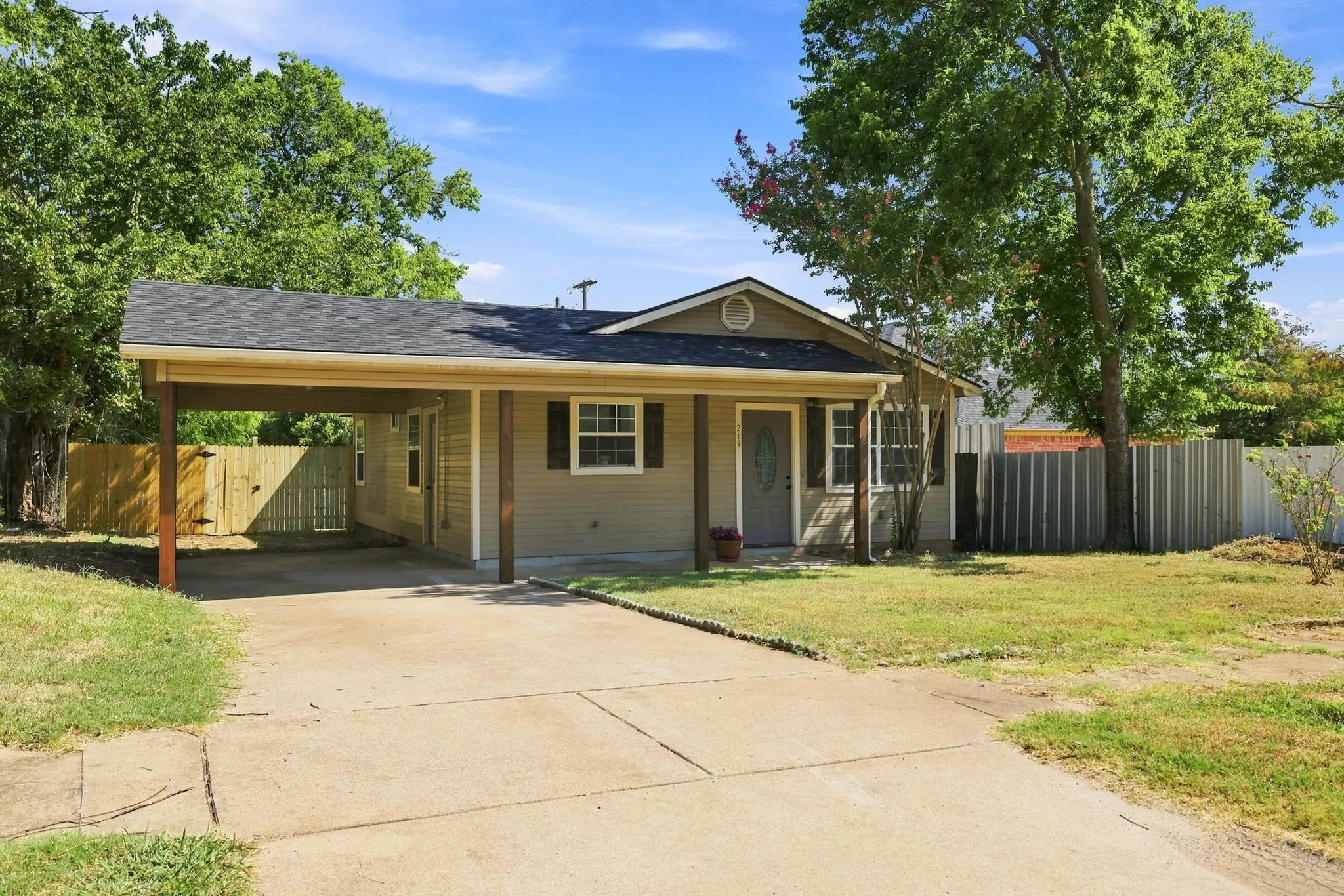 Single Family Residence For Sale in Grayson County , 217 E Hull Street, Denison, Texas 75021, 2 Bedroom, 1 Bathroom, Garage spaces, 884 Sqft, built in 1995, mls#21359569, Real Estate Agent in Denison, Homes For Sale in Grayson county, Homes For Sale in Denison, Realtor in Denison Texas, Real Estate Brokerage Independent Realty Texas, Luminita Cordes Realtor
