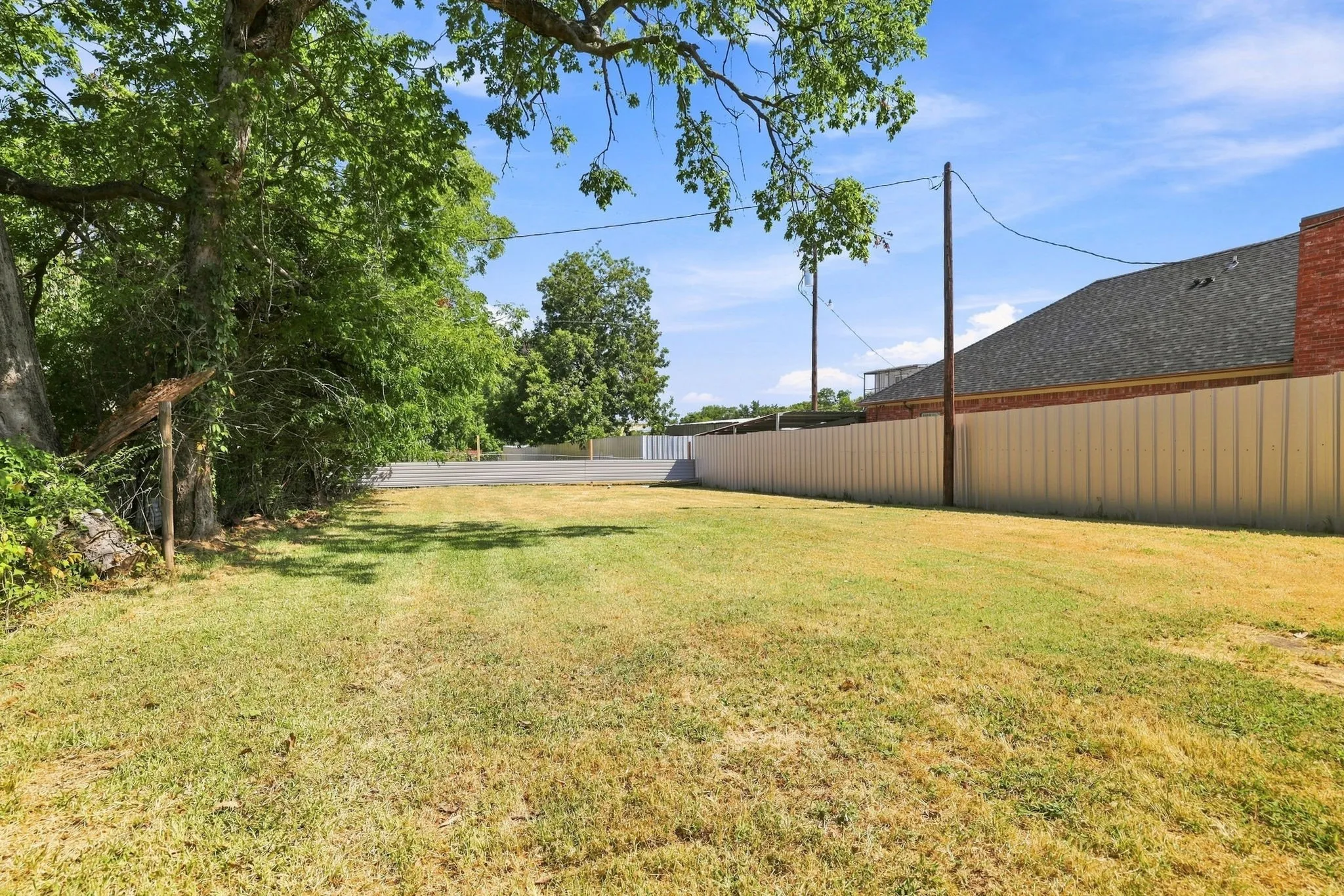 Single Family Residence For Sale in Grayson County , 217 E Hull Street, Denison, Texas 75021, 2 Bedroom, 1 Bathroom, Garage spaces, 884 Sqft, built in 1995, mls#21359569, Real Estate Agent in Denison, Homes For Sale in Grayson county, Homes For Sale in Denison, Realtor in Denison Texas, Real Estate Brokerage Independent Realty Texas, Luminita Cordes Realtor