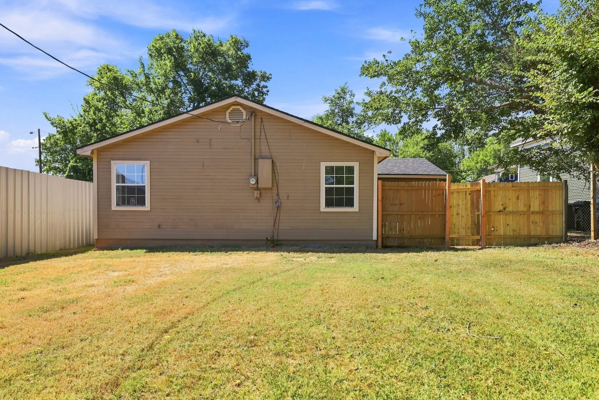 Single Family Residence For Sale in Grayson County , 217 E Hull Street, Denison, Texas 75021, 2 Bedroom, 1 Bathroom, Garage spaces, 884 Sqft, built in 1995, mls#21359569, Real Estate Agent in Denison, Homes For Sale in Grayson county, Homes For Sale in Denison, Realtor in Denison Texas, Real Estate Brokerage Independent Realty Texas, Luminita Cordes Realtor